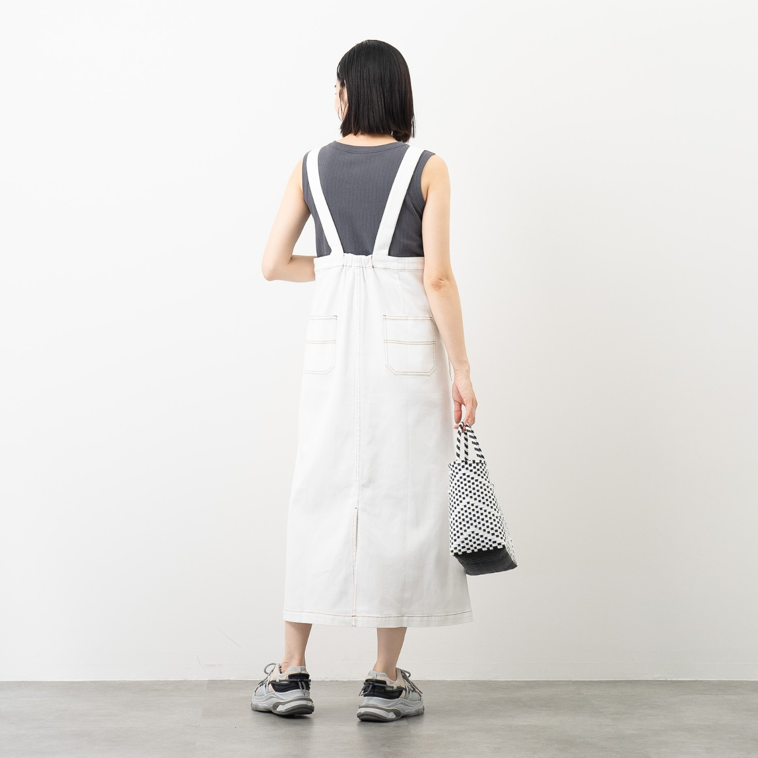 オン　ザ　エッジ 着心地抜群 便利に使える フロントジップ ジャンパースカート