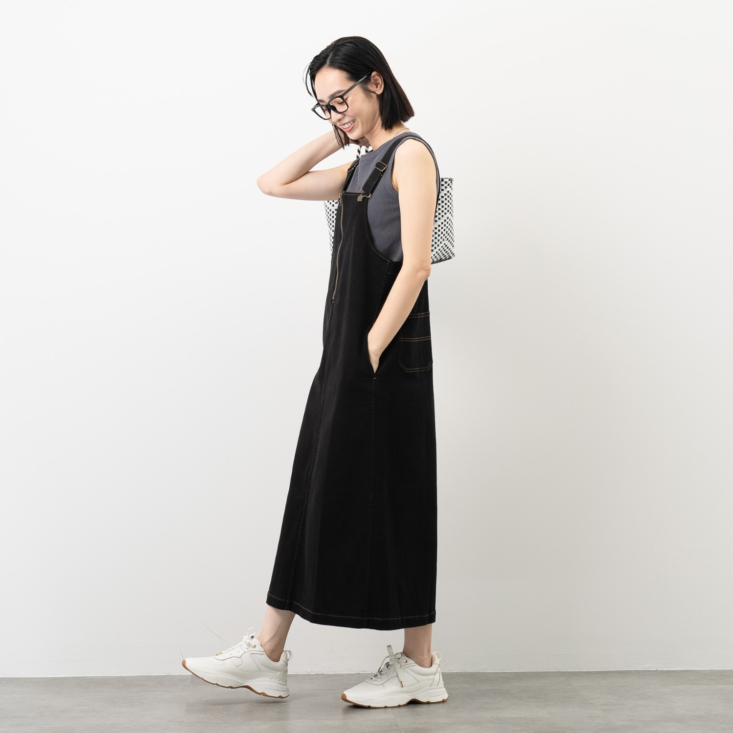 オン　ザ　エッジ 着心地抜群 便利に使える フロントジップ ジャンパースカート