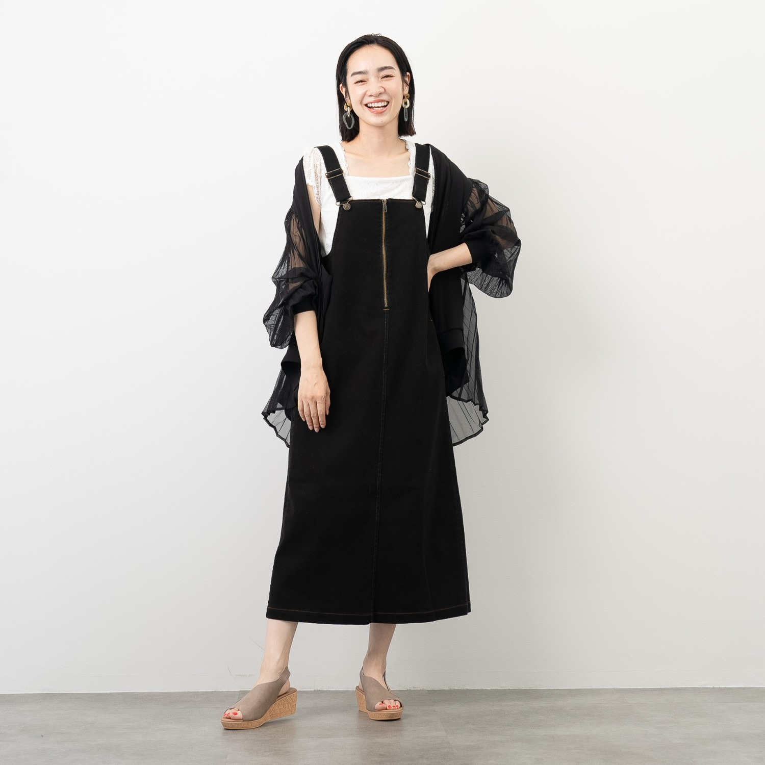 オン　ザ　エッジ 着心地抜群 便利に使える フロントジップ ジャンパースカート