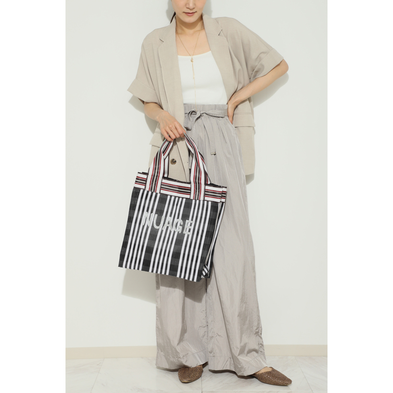 かわいい雑貨屋さん グロリア 刺しゅうロゴアクセント スクエア ビニールトートバッグ