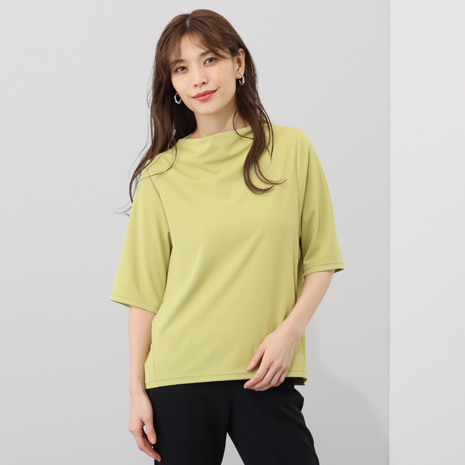 ラ・シュシュ 通気性、接触冷感 吸水速乾、ＵＶカットと 涼感機能満載の 風を装うプルオーバー