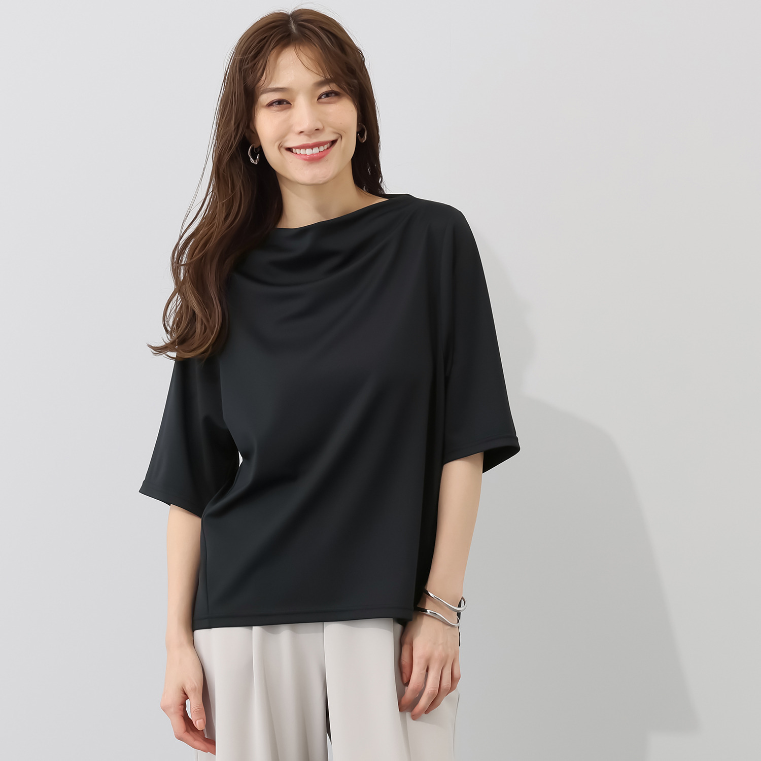 ラ・シュシュ 通気性、接触冷感 吸水速乾、ＵＶカットと 涼感機能満載の 風を装うプルオーバー