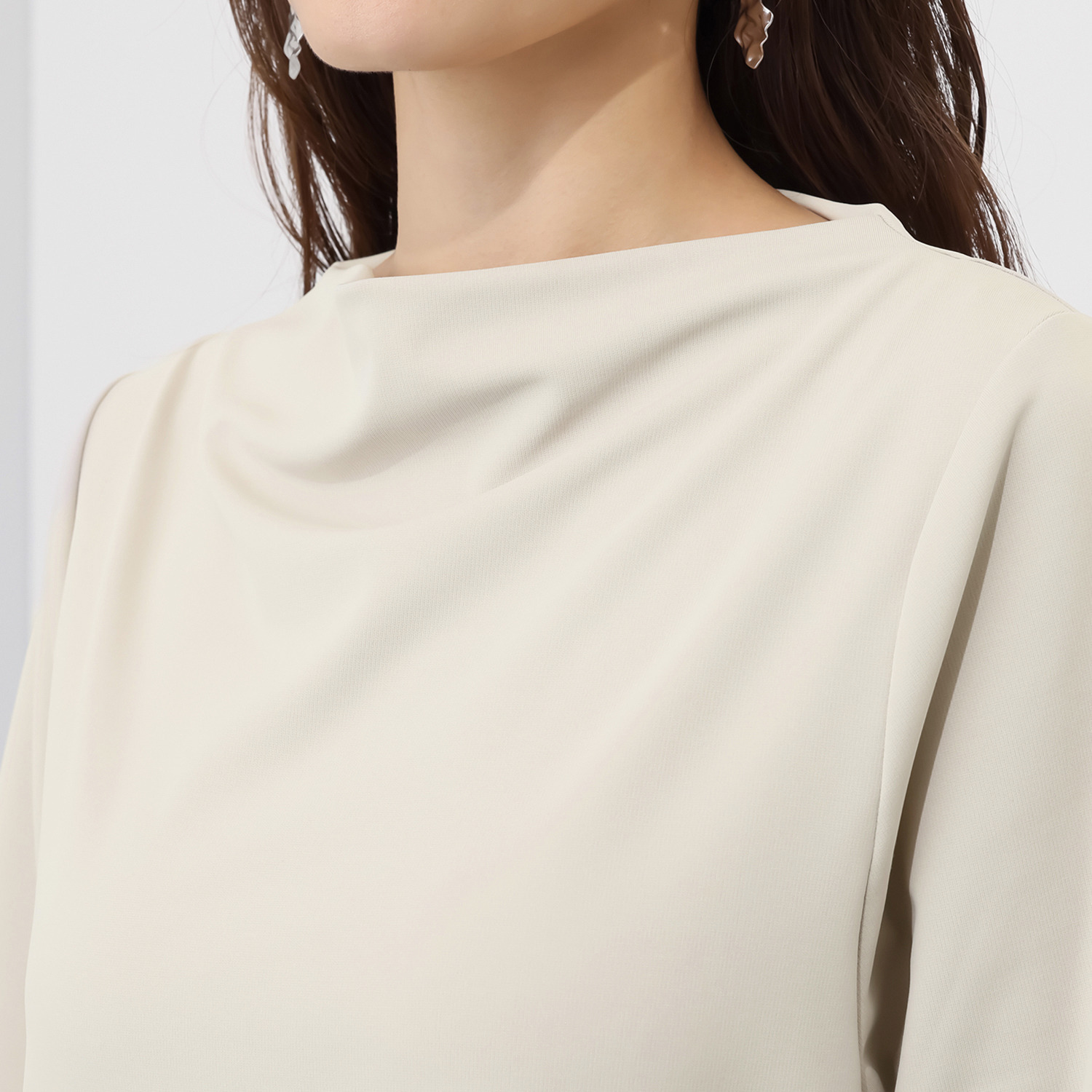 ラ・シュシュ 通気性、接触冷感 吸水速乾、ＵＶカットと 涼感機能満載の 風を装うプルオーバー