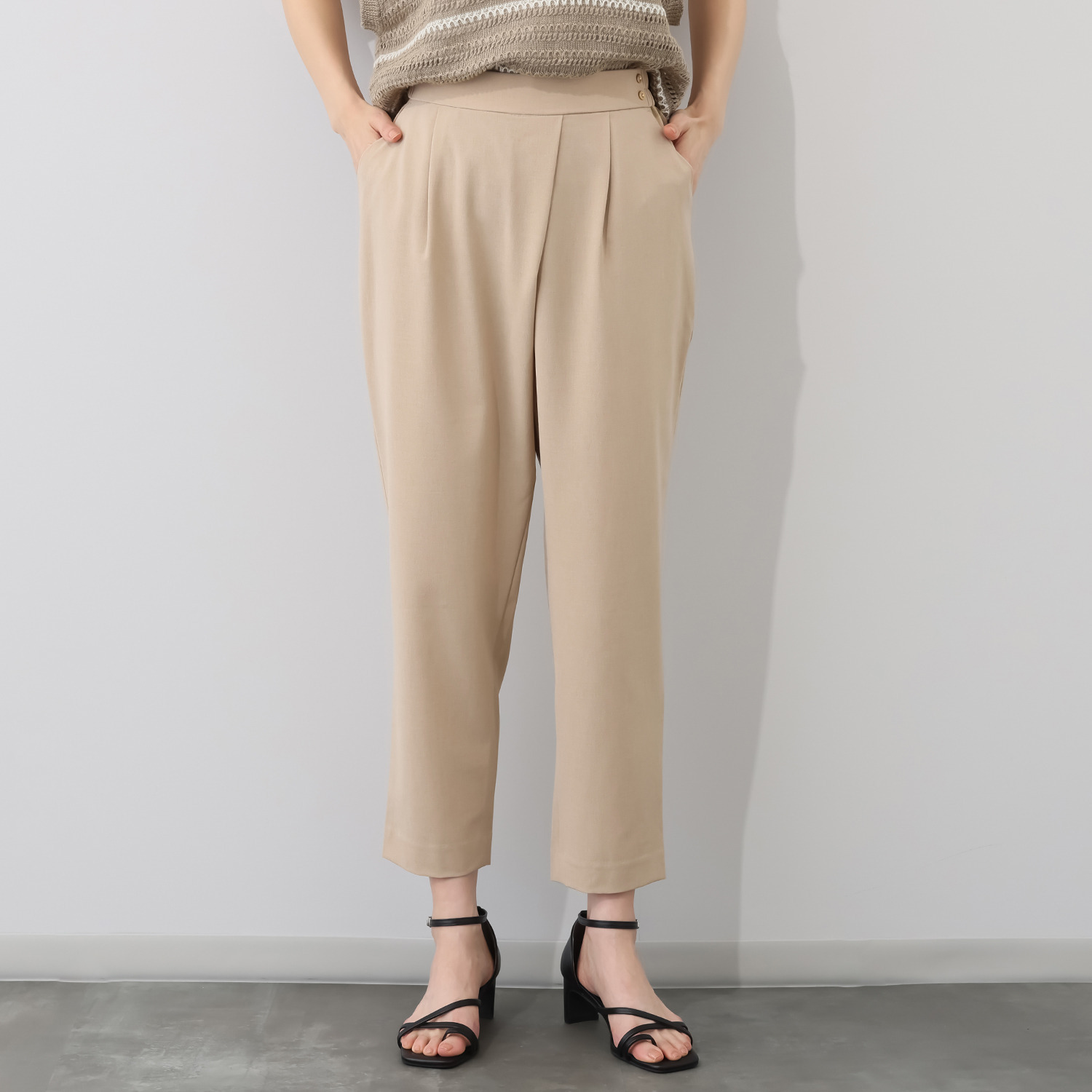 ラ・シュシュ ウエストすっきり コットンライク タックテーパードパンツ