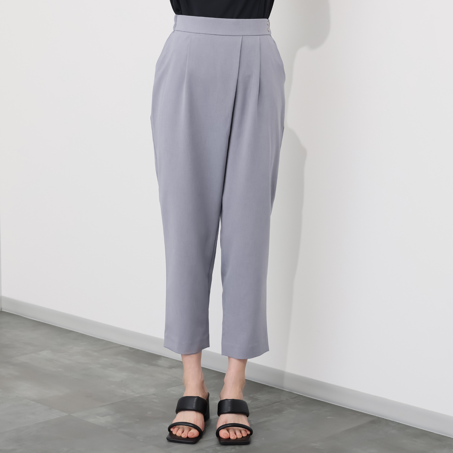 ラ・シュシュ ウエストすっきり コットンライク タックテーパードパンツ