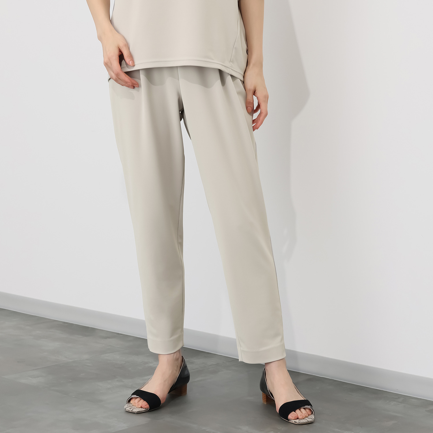 ラ・シュシュ 通気性・接触冷感 吸水速乾・ＵＶカットと 涼感機能満載の 風を装う タックテーパードパンツ