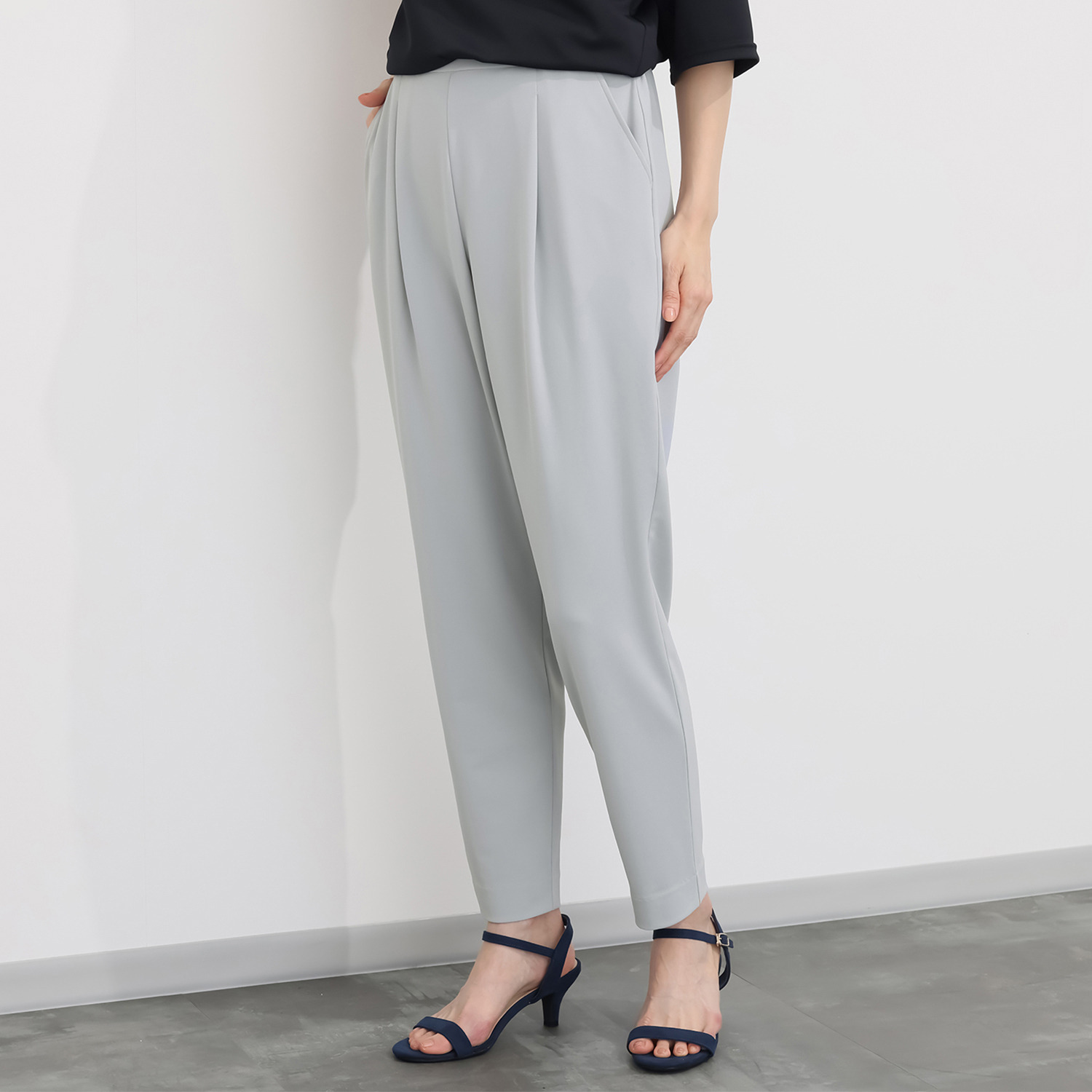 ラ・シュシュ 通気性・接触冷感 吸水速乾・ＵＶカットと 涼感機能満載の 風を装う タックテーパードパンツ