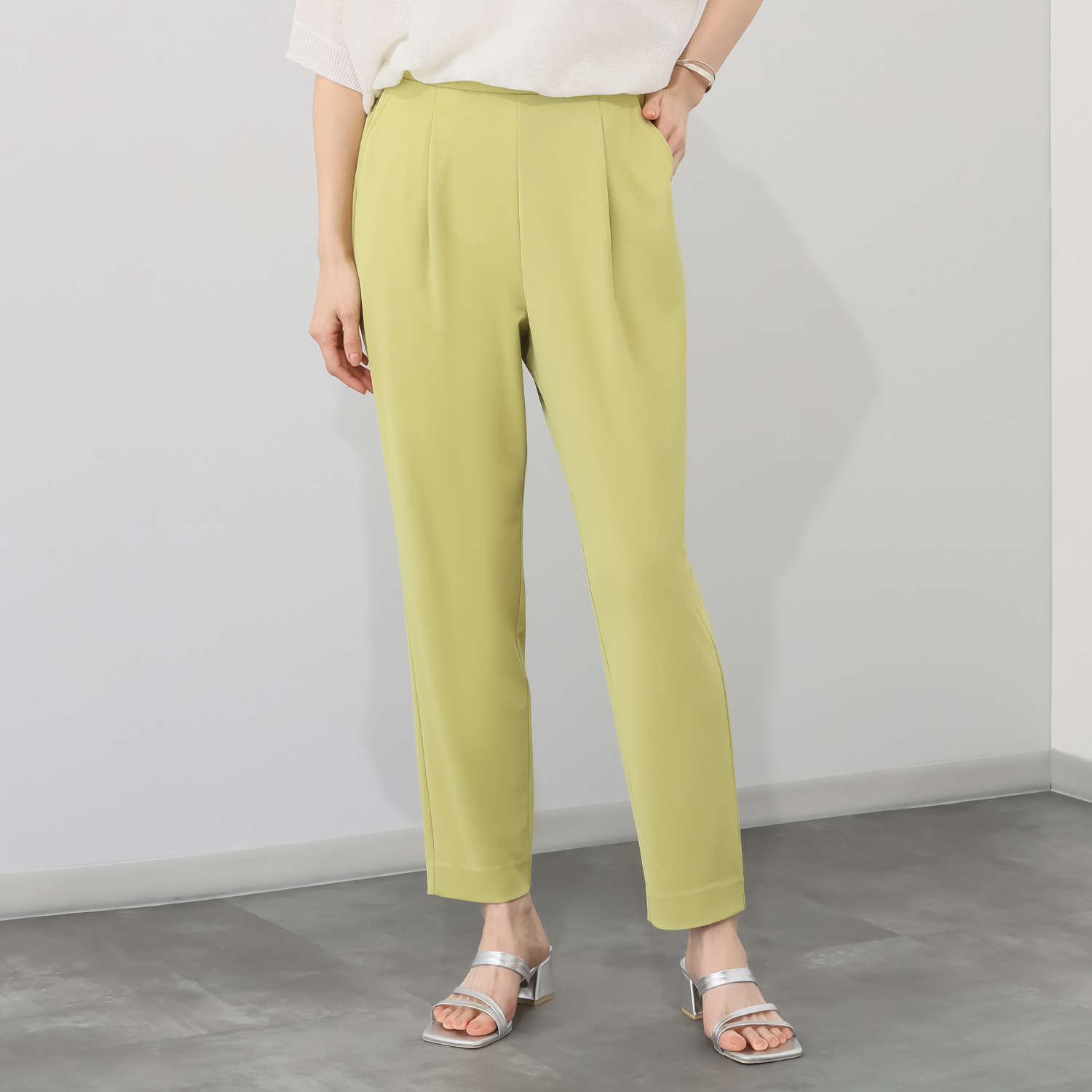 ラ・シュシュ 通気性・接触冷感 吸水速乾・ＵＶカットと 涼感機能満載の 風を装う タックテーパードパンツ