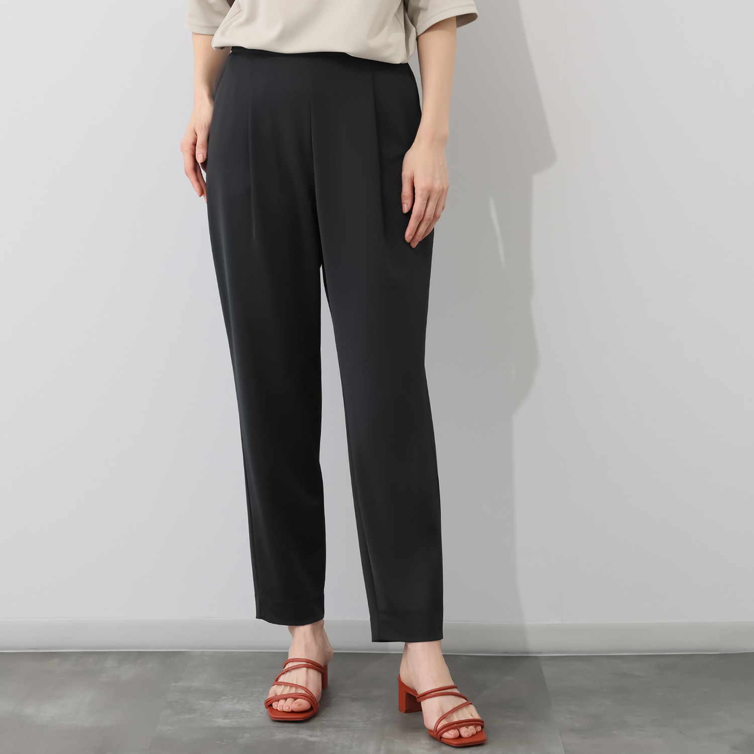 ラ・シュシュ 通気性・接触冷感 吸水速乾・ＵＶカットと 涼感機能満載の 風を装う タックテーパードパンツ