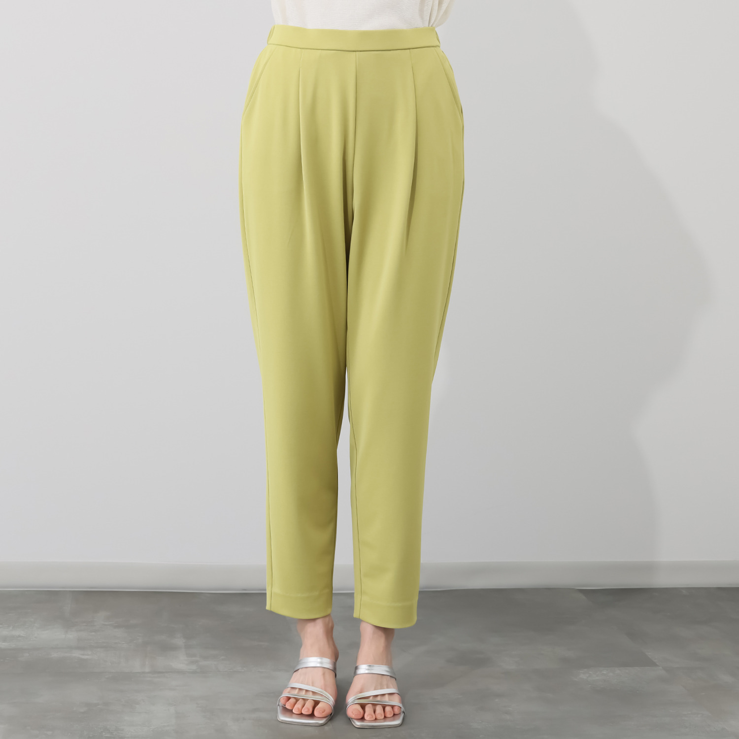 ラ・シュシュ 通気性・接触冷感 吸水速乾・ＵＶカットと 涼感機能満載の 風を装う タックテーパードパンツ