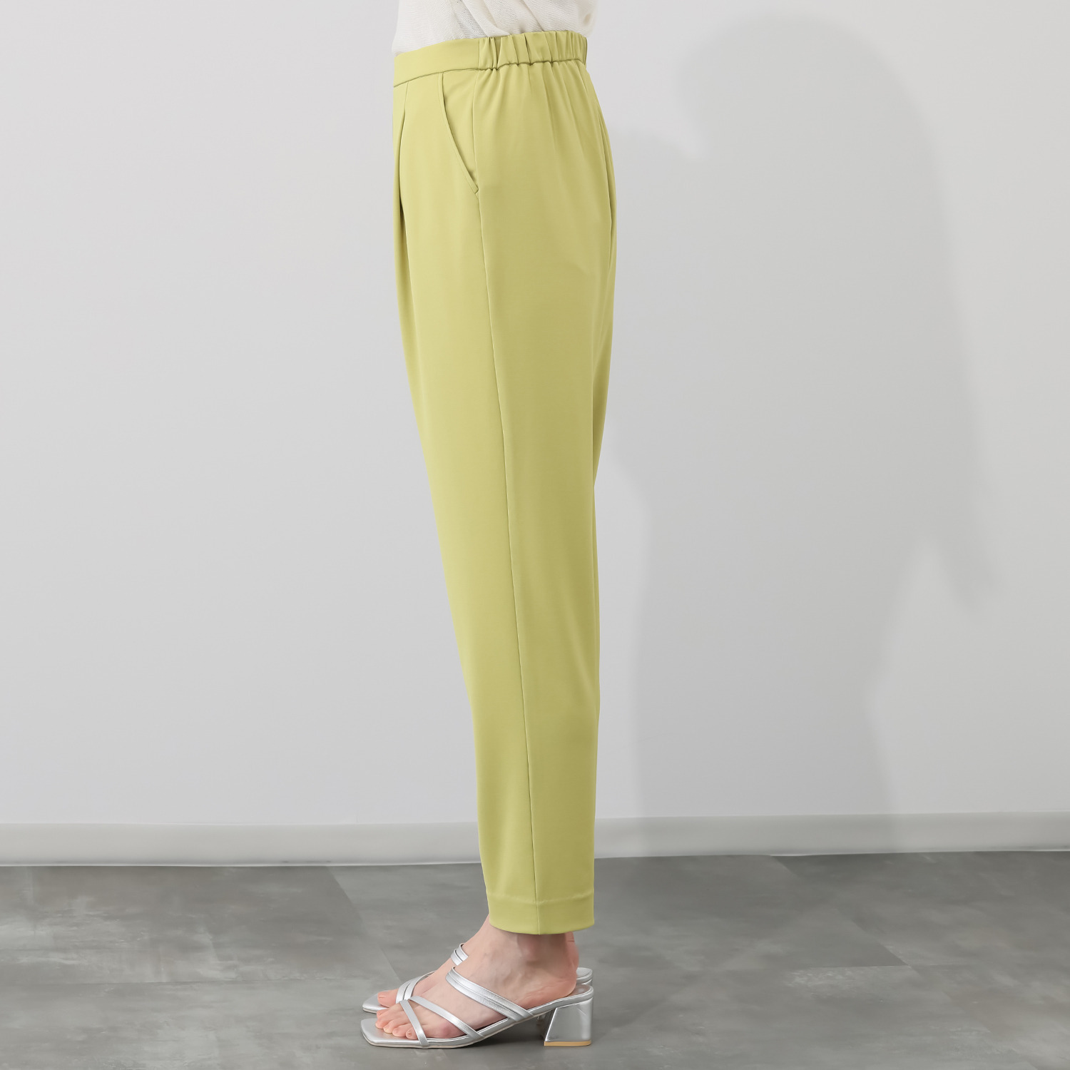 ラ・シュシュ 通気性・接触冷感 吸水速乾・ＵＶカットと 涼感機能満載の 風を装う タックテーパードパンツ