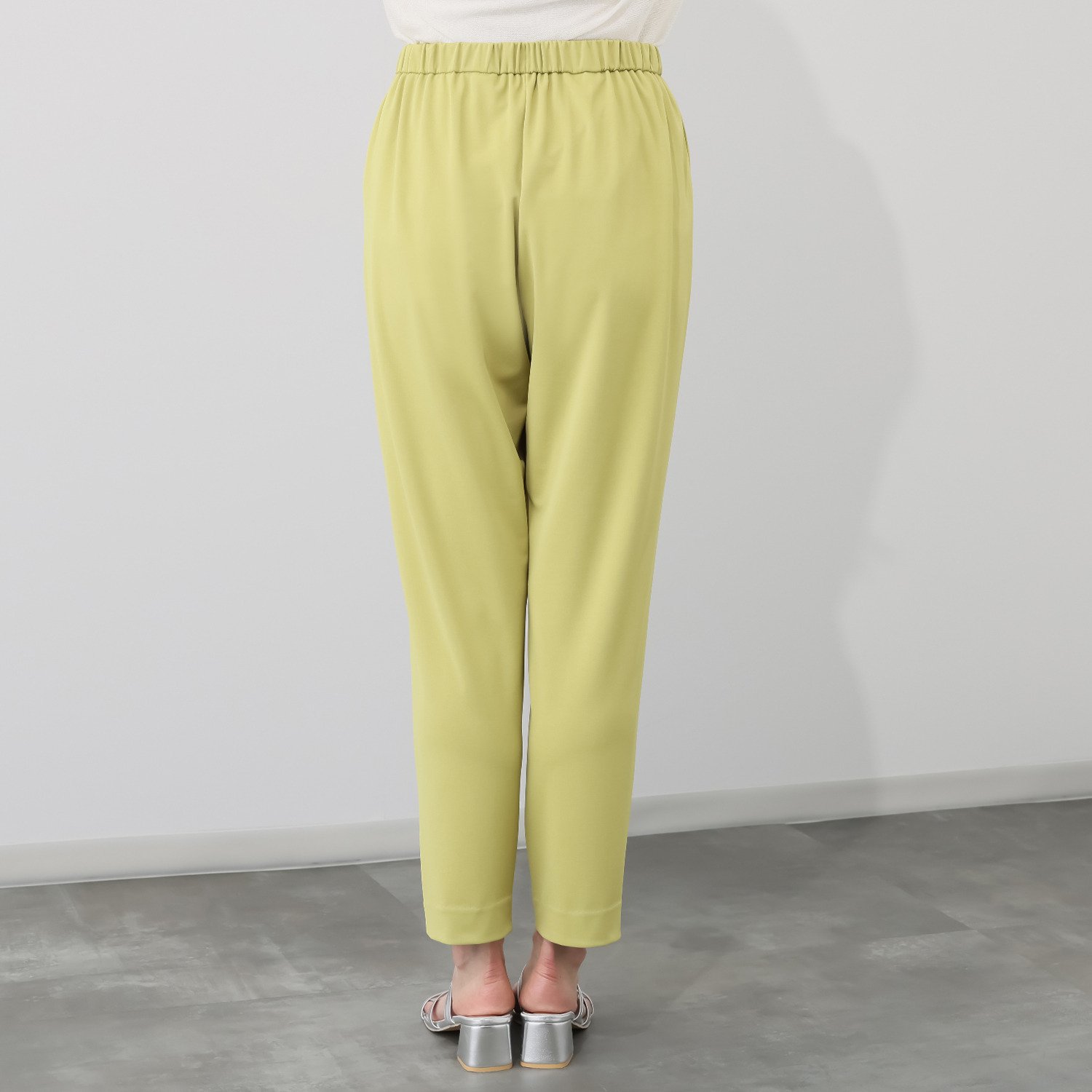 ラ・シュシュ 通気性・接触冷感 吸水速乾・ＵＶカットと 涼感機能満載の 風を装う タックテーパードパンツ