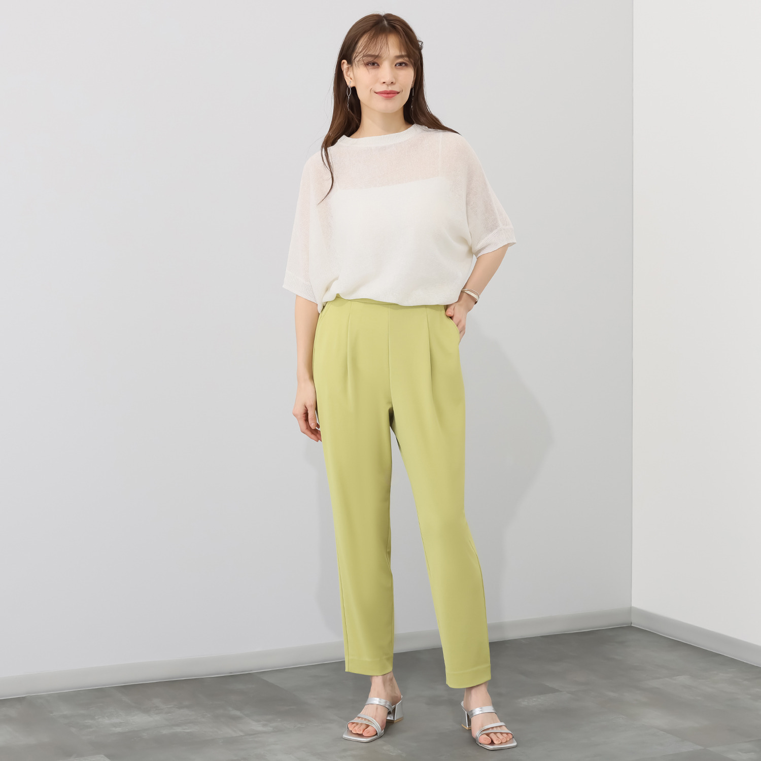 ラ・シュシュ 通気性・接触冷感 吸水速乾・ＵＶカットと 涼感機能満載の 風を装う タックテーパードパンツ