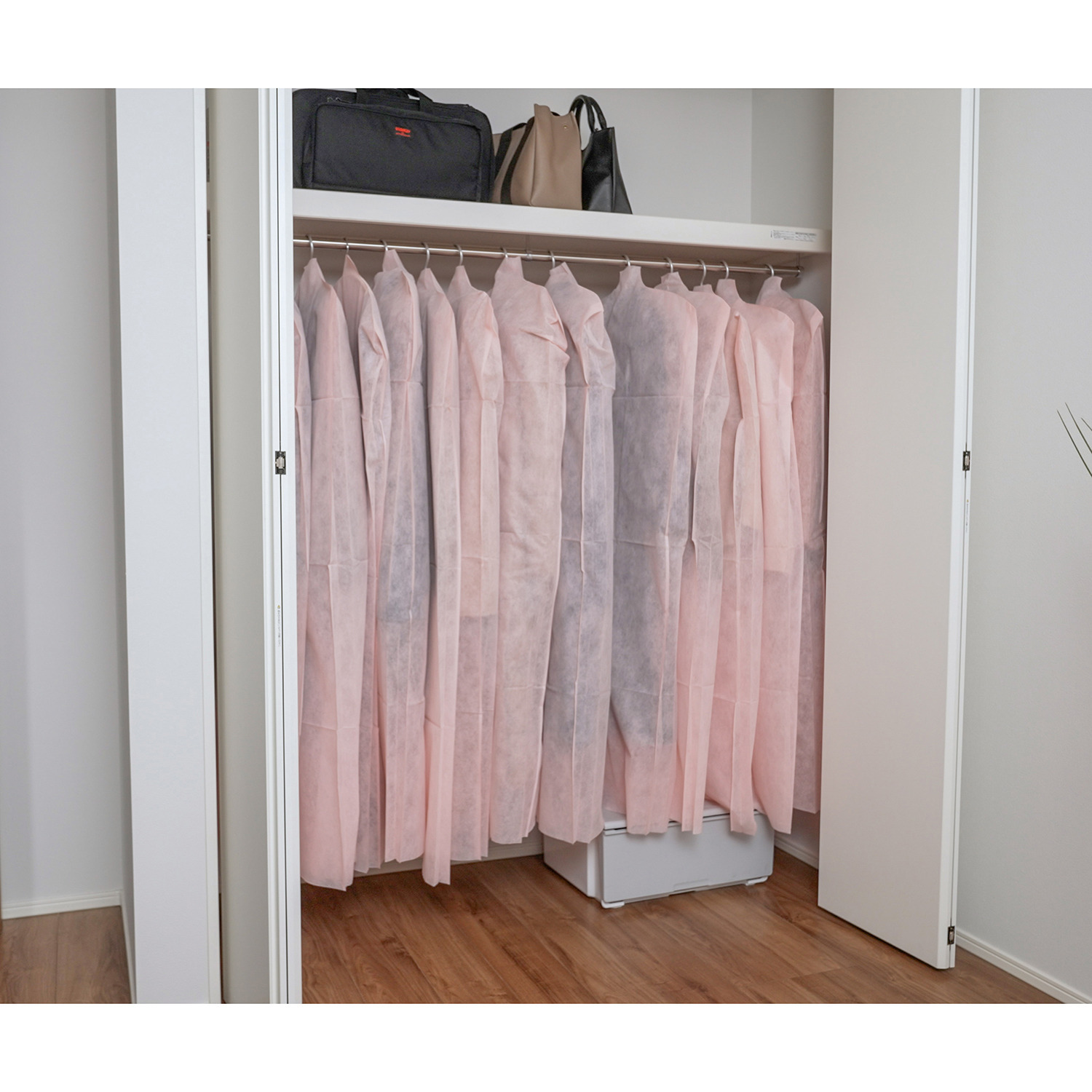 クラレトレーディング ノウハウとこだわりが たっぷり詰まった 防虫洋服カバー ムシヨラン