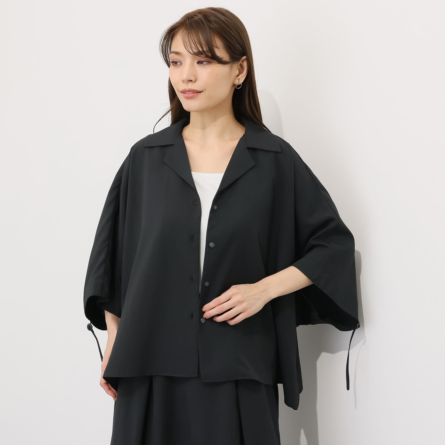 ウノ・ウノ・ドゥーエ 軽くて涼しい シワになりにくい こなれショート丈 バックギャザー シャツジャケット