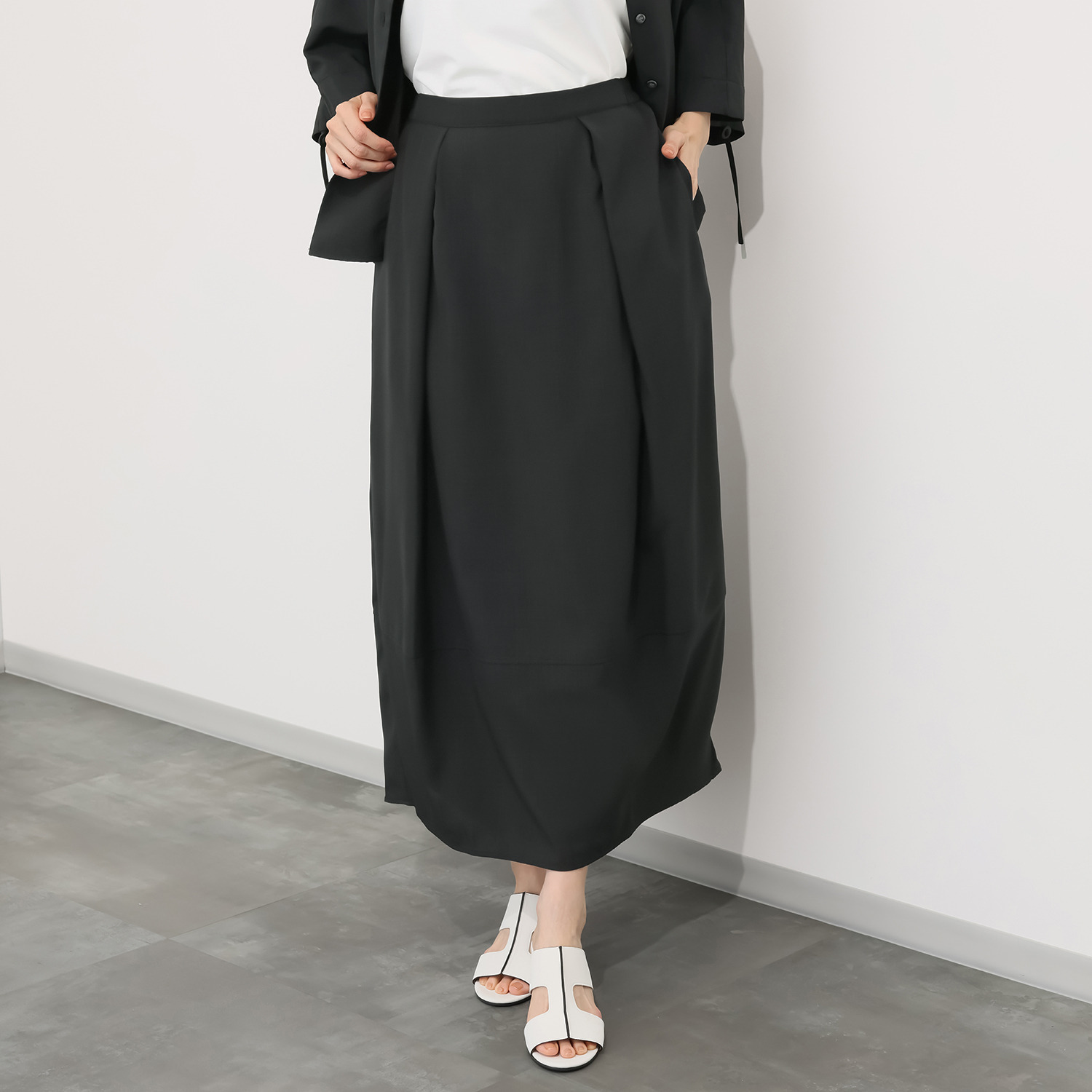 ウノ・ウノ・ドゥーエ 軽くて涼しい シワになりにくい コクーン切替スカート