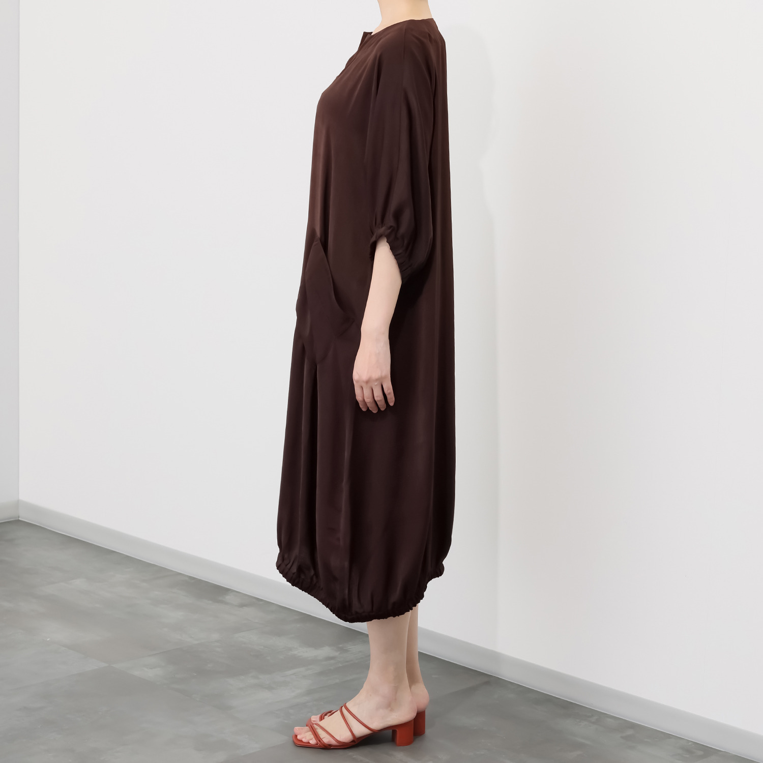 フェアリア　ビス インナーキャミソール付 サテン調 カフタンワンピース