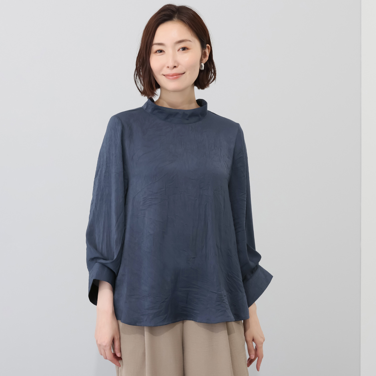 フェアリア　ビス サテン調 フレアーブラウス