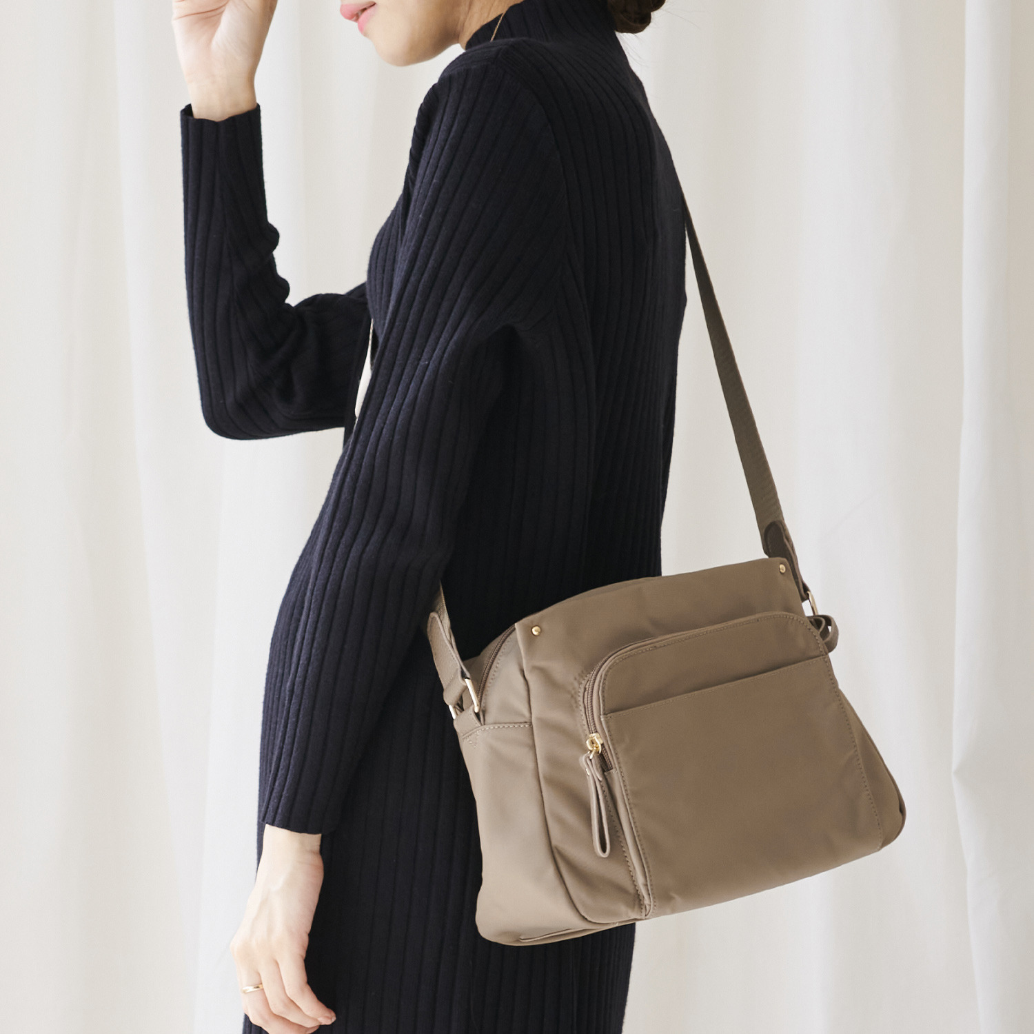 リズデイズ はっ水ナイロン １０ポケット ショルダーバッグ