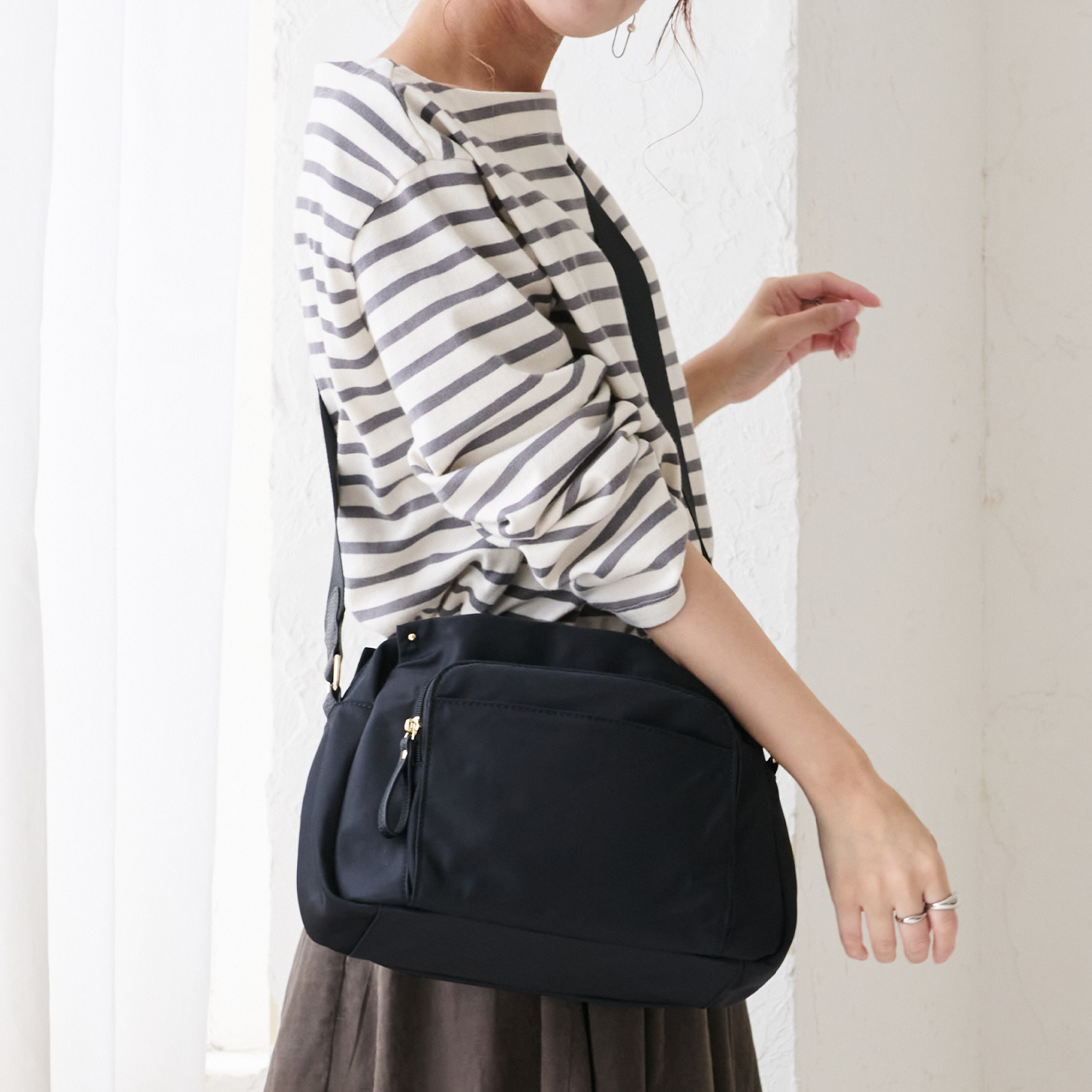 リズデイズ はっ水ナイロン １０ポケット ショルダーバッグ