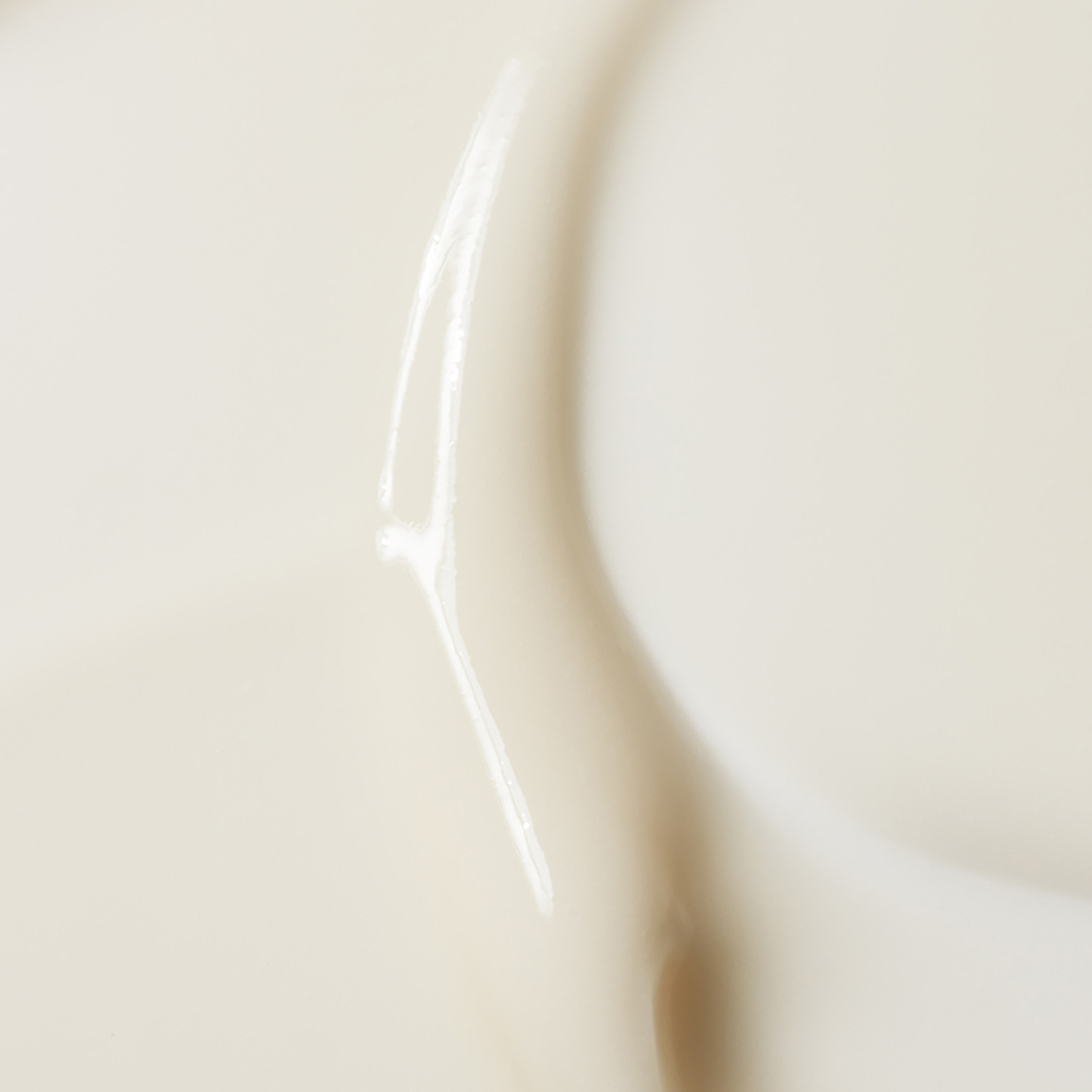 ＭＥＭ ３種のハリ成分を厳選配合 ふわとろのテクスチャーで すばやく肌になじむ ミルク状美容液 セラミルク