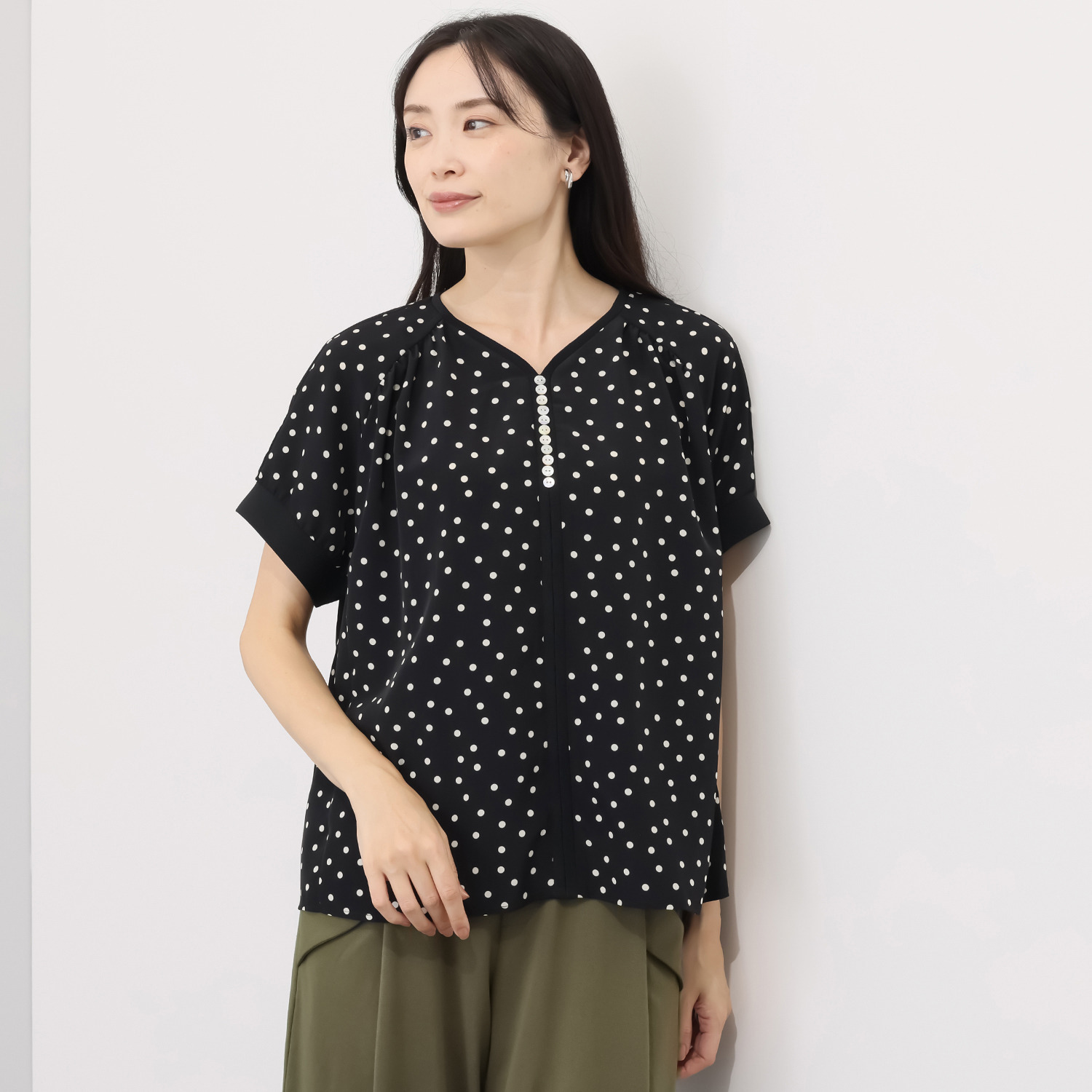 オルテンジア ちょうど良い大人ドット柄 ギャザー＆ 貝ボタンで華やぐ デザインブラウス