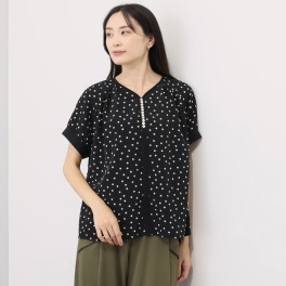 オルテンジア ちょうど良い大人ドット柄 ギャザー＆ 貝ボタンで華やぐ デザインブラウス