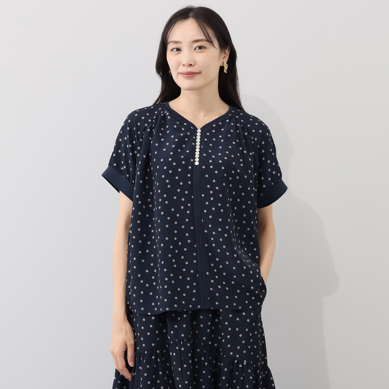 オルテンジア ちょうど良い大人ドット柄 ギャザー＆ 貝ボタンで華やぐ デザインブラウス
