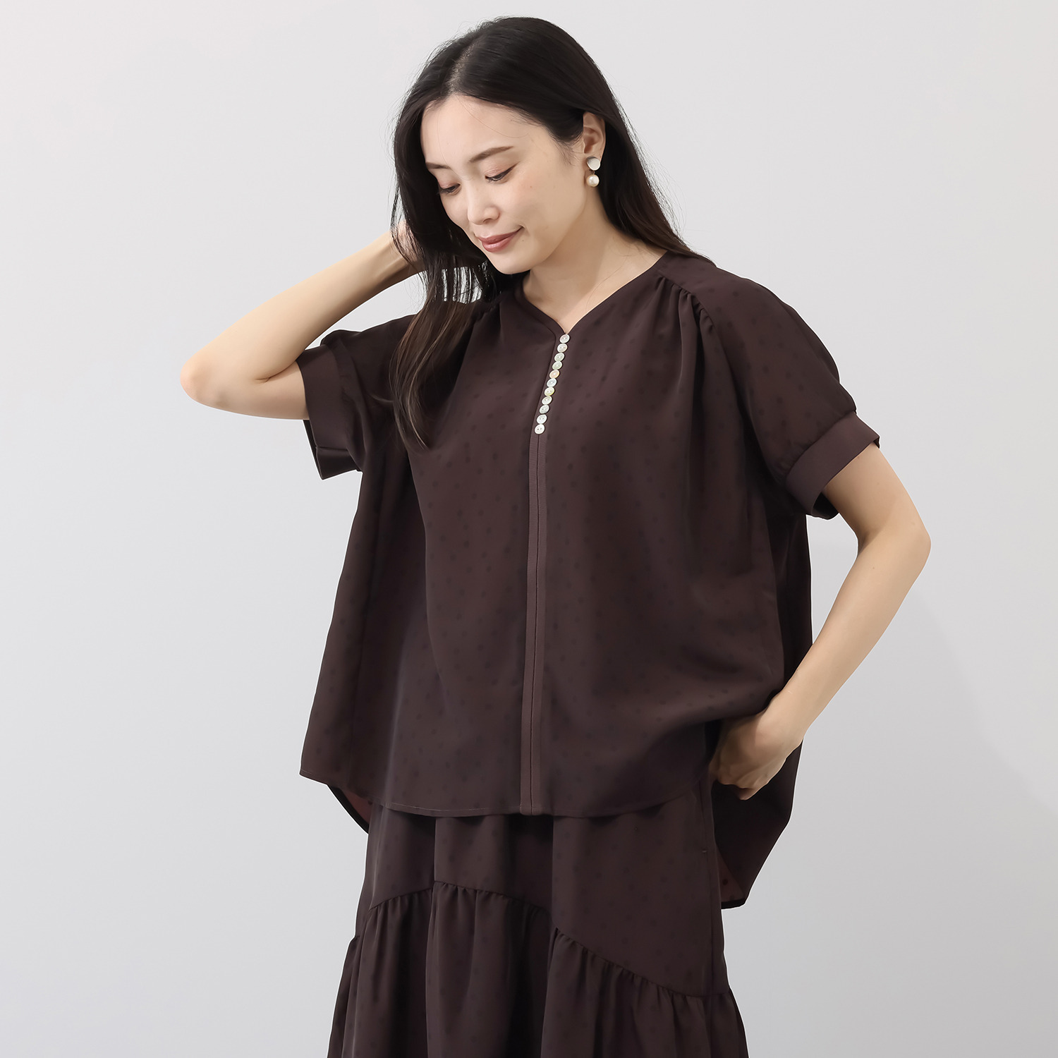 オルテンジア ちょうど良い大人ドット柄 ギャザー＆ 貝ボタンで華やぐ デザインブラウス