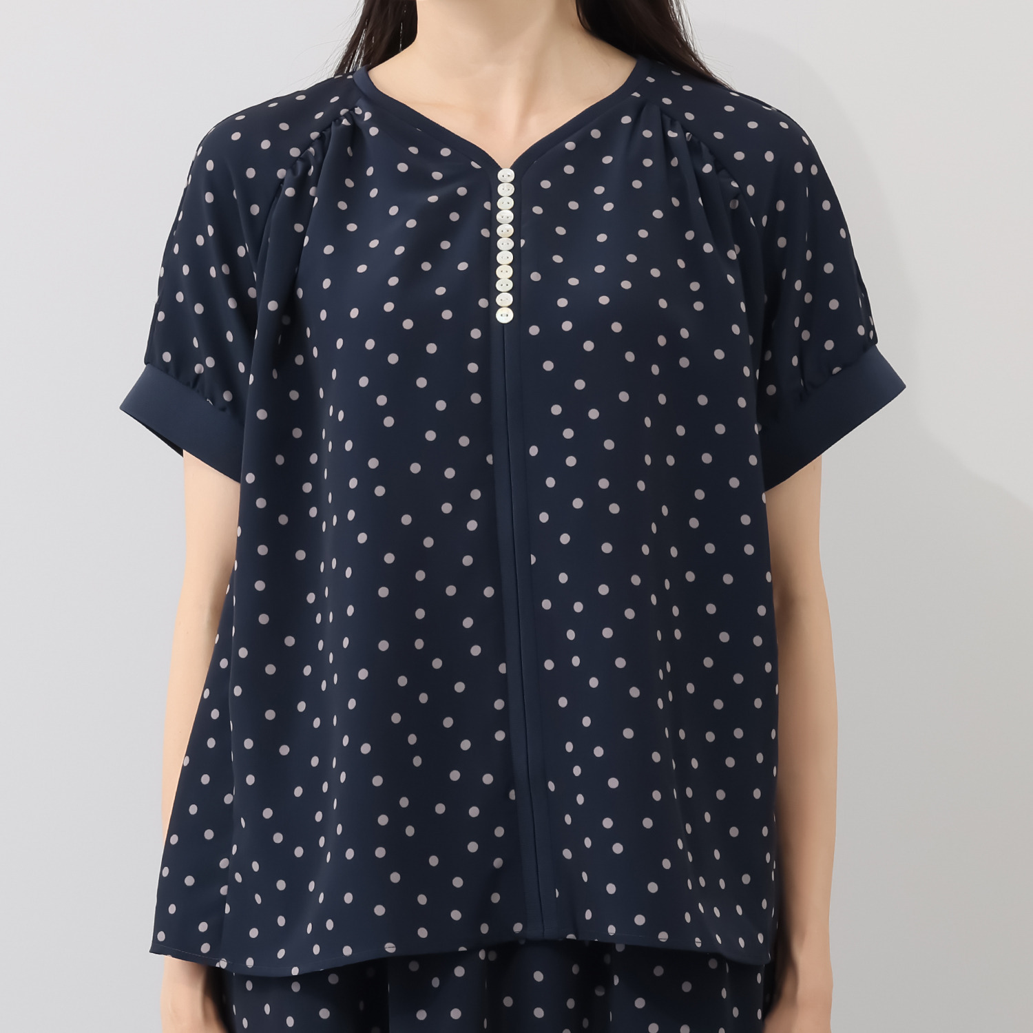 オルテンジア ちょうど良い大人ドット柄 ギャザー＆ 貝ボタンで華やぐ デザインブラウス