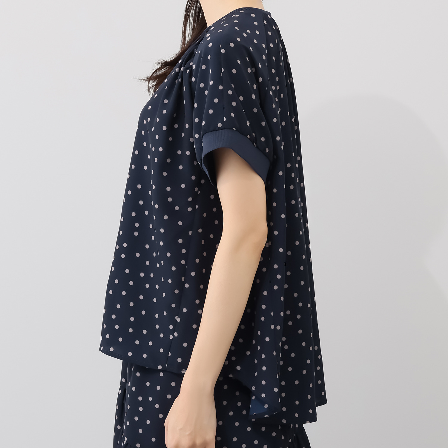 オルテンジア ちょうど良い大人ドット柄 ギャザー＆ 貝ボタンで華やぐ デザインブラウス