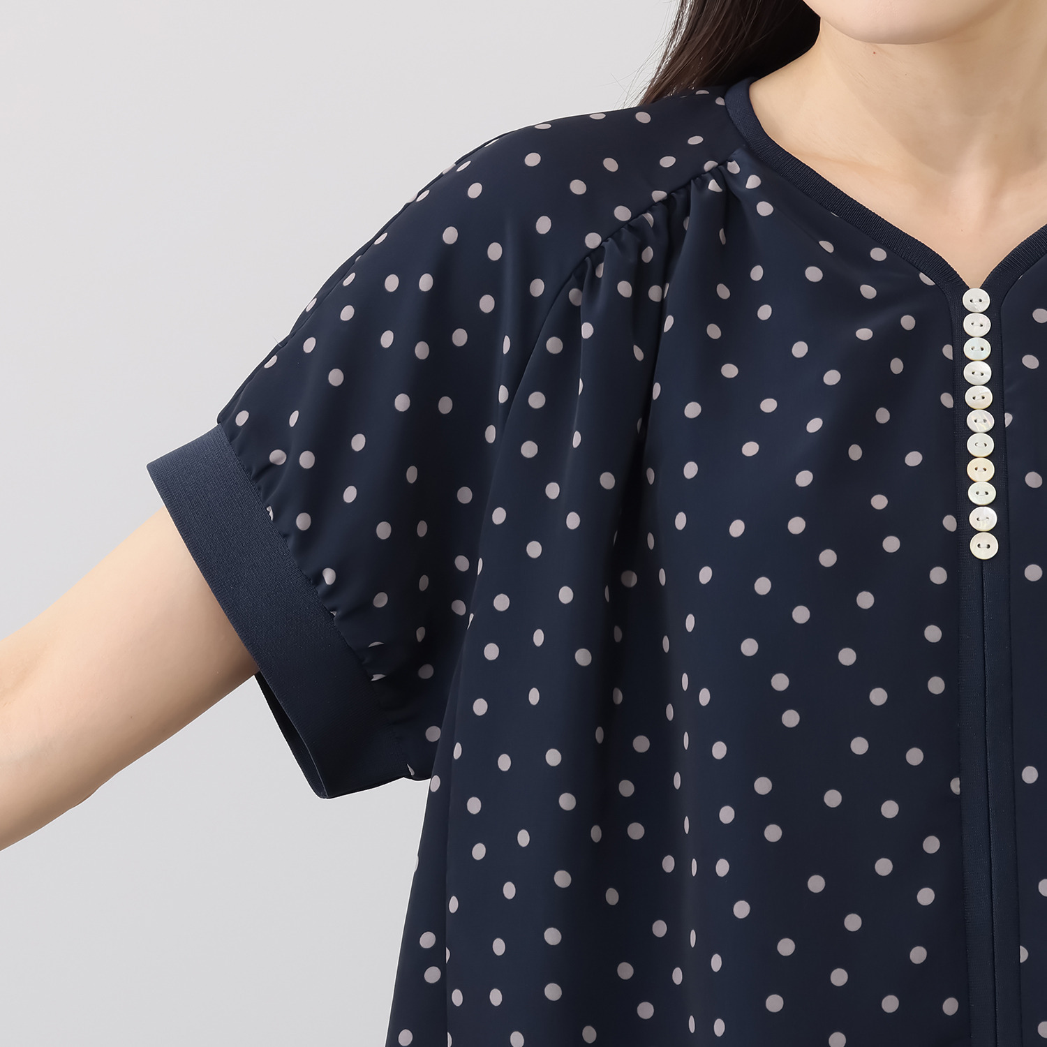 オルテンジア ちょうど良い大人ドット柄 ギャザー＆ 貝ボタンで華やぐ デザインブラウス