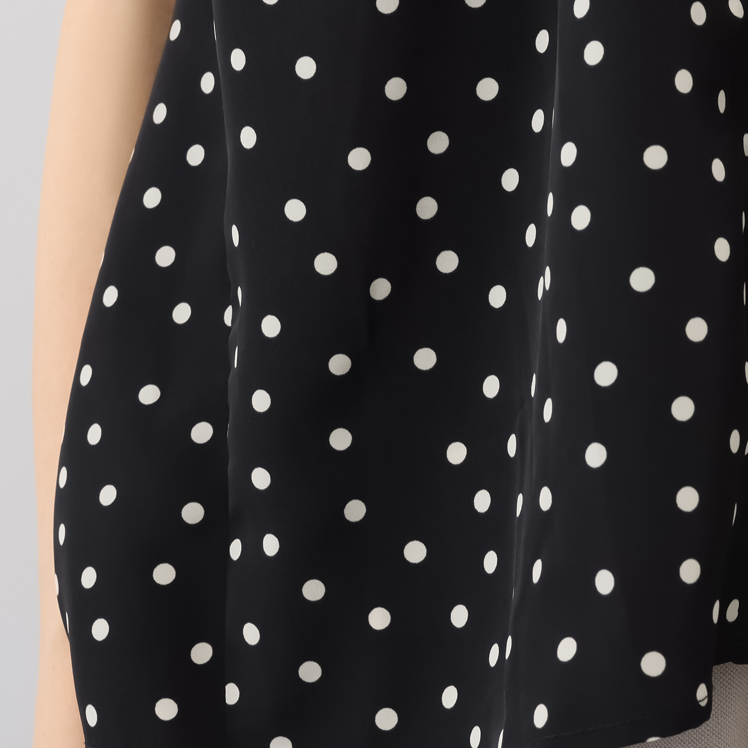 オルテンジア ちょうど良い大人ドット柄 ギャザー＆ 貝ボタンで華やぐ デザインブラウス