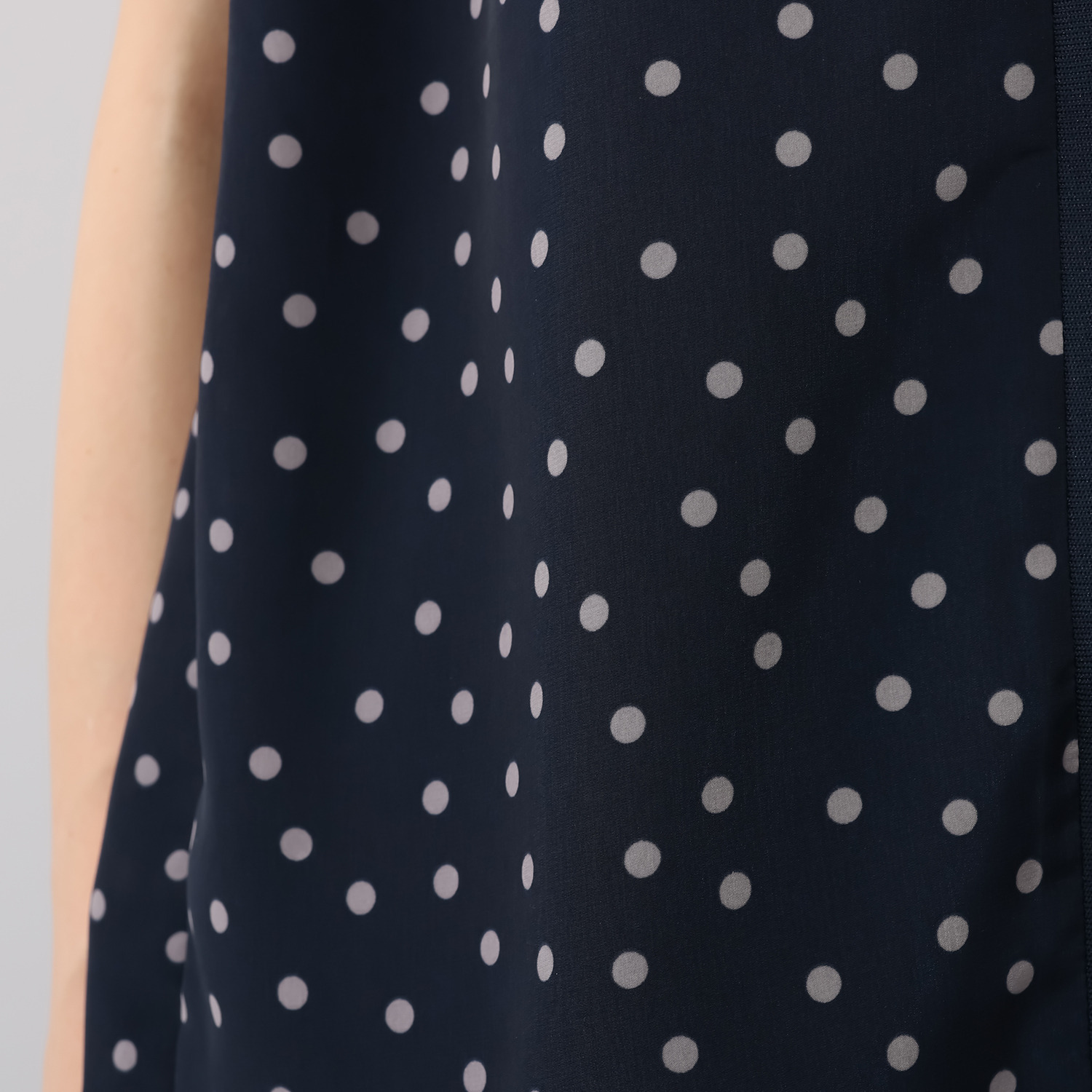 オルテンジア ちょうど良い大人ドット柄 ギャザー＆ 貝ボタンで華やぐ デザインブラウス