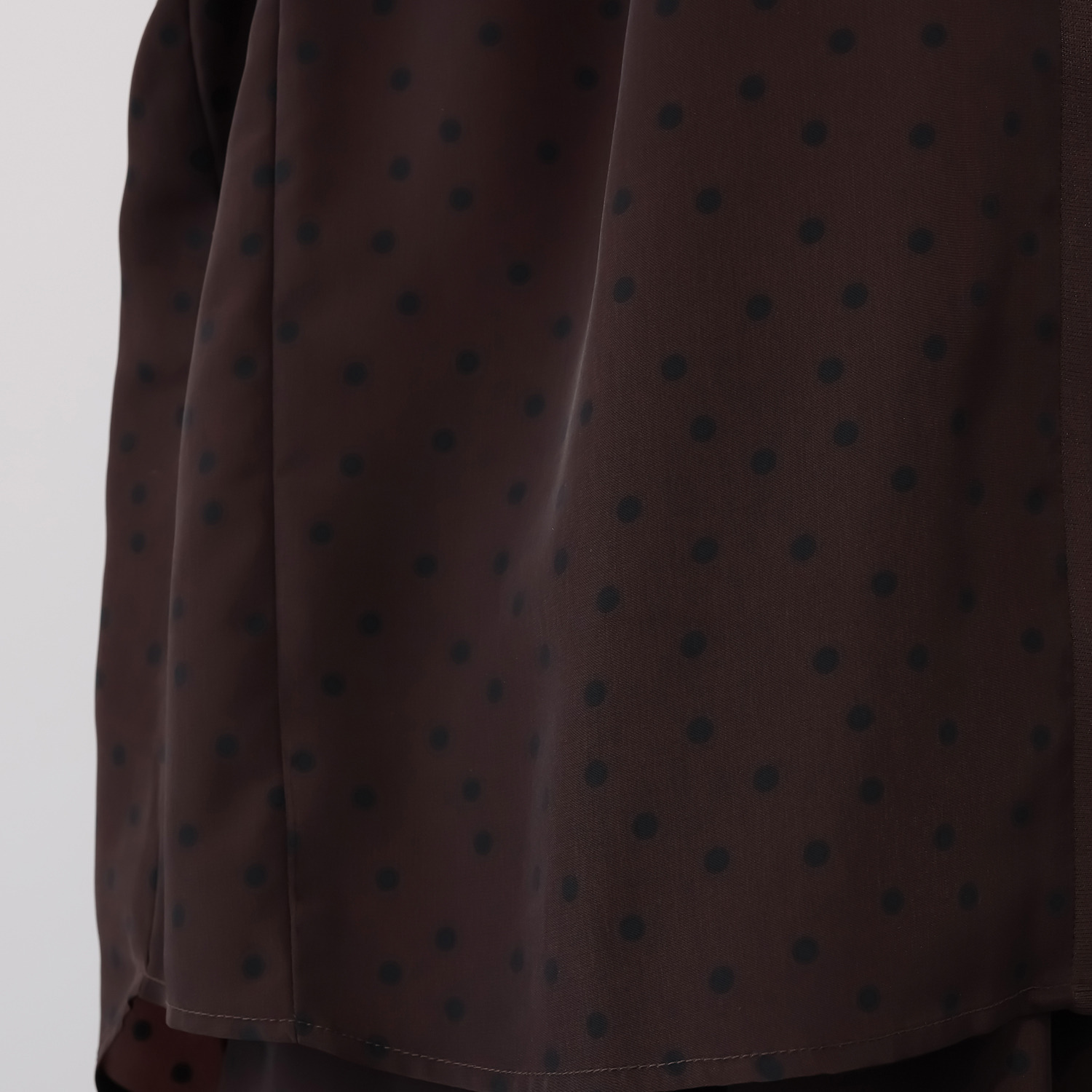 オルテンジア ちょうど良い大人ドット柄 ギャザー＆ 貝ボタンで華やぐ デザインブラウス