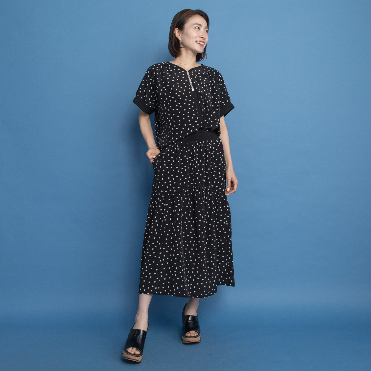 オルテンジア ちょうど良い大人ドット柄 ギャザー＆ 貝ボタンで華やぐ デザインブラウス