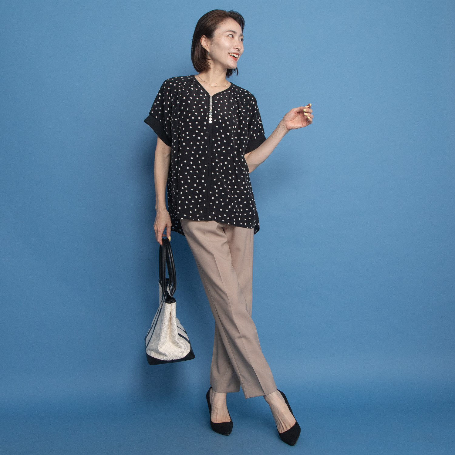 オルテンジア ちょうど良い大人ドット柄 ギャザー＆ 貝ボタンで華やぐ デザインブラウス