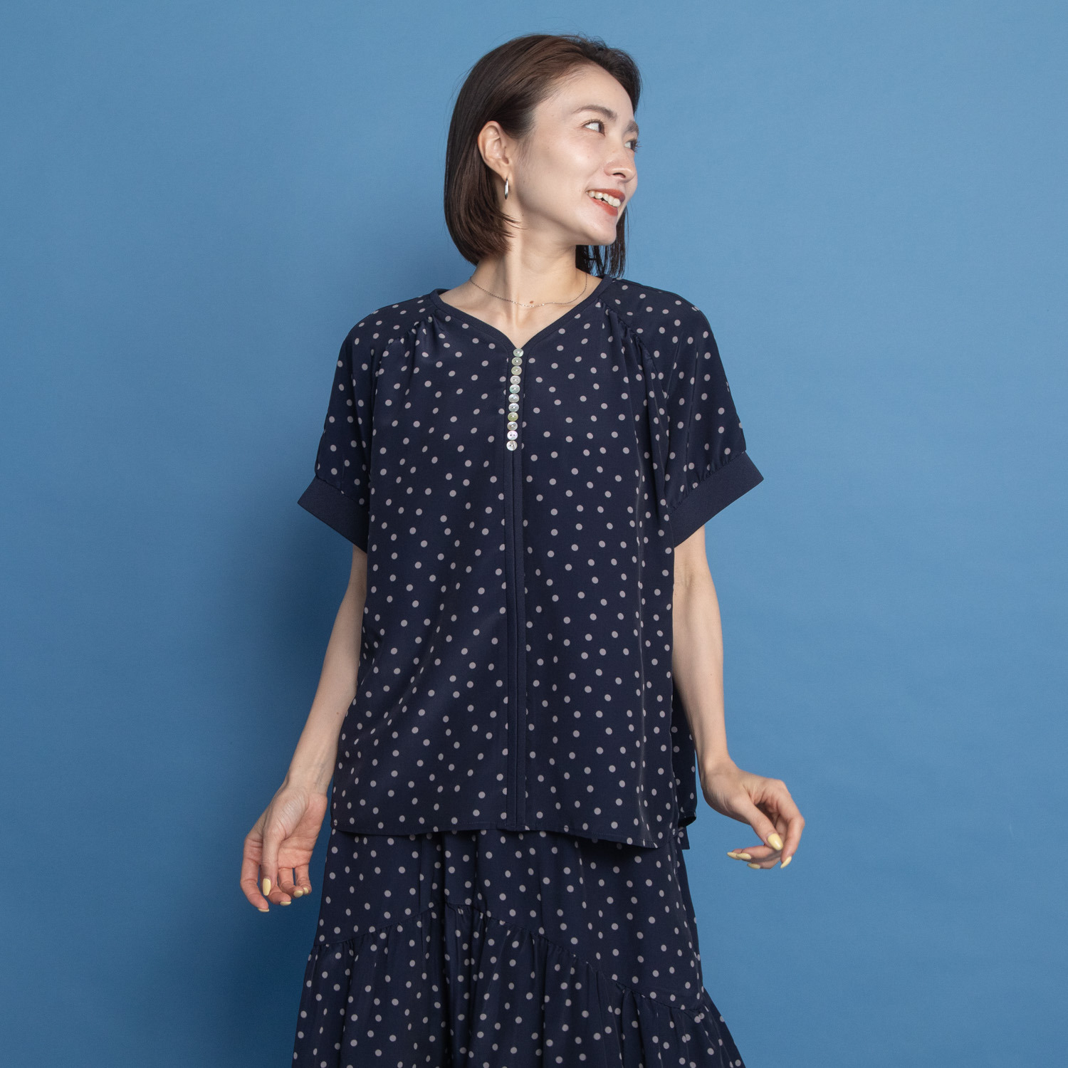 オルテンジア ちょうど良い大人ドット柄 ギャザー＆ 貝ボタンで華やぐ デザインブラウス