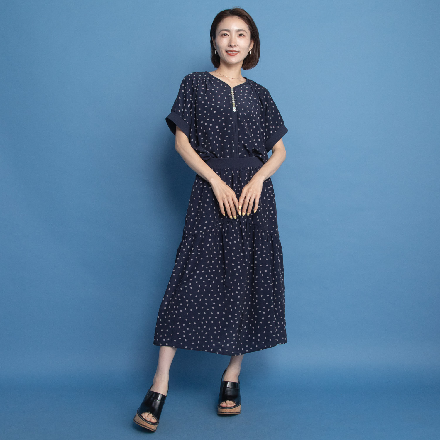 オルテンジア ちょうど良い大人ドット柄 ギャザー＆ 貝ボタンで華やぐ デザインブラウス