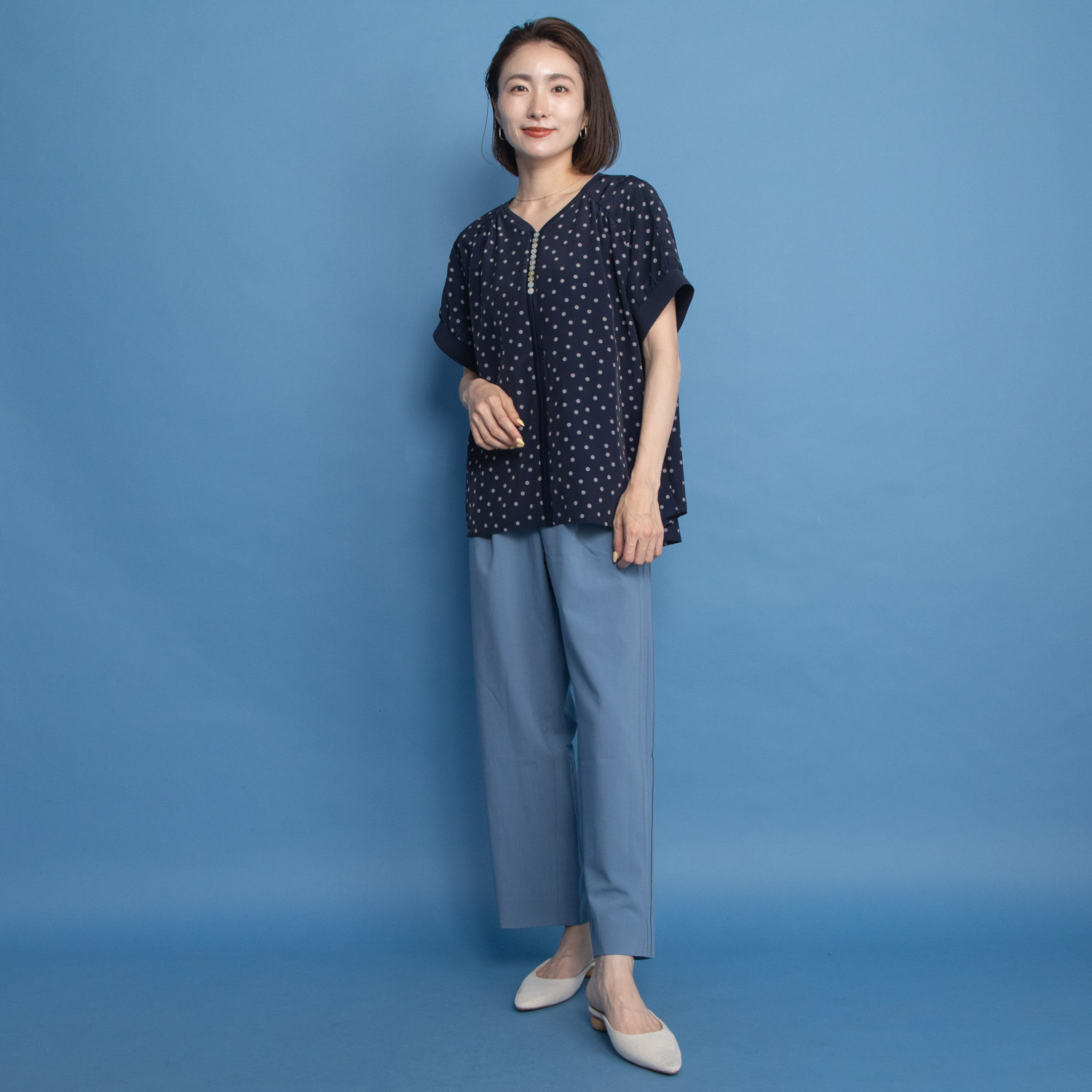 オルテンジア ちょうど良い大人ドット柄 ギャザー＆ 貝ボタンで華やぐ デザインブラウス