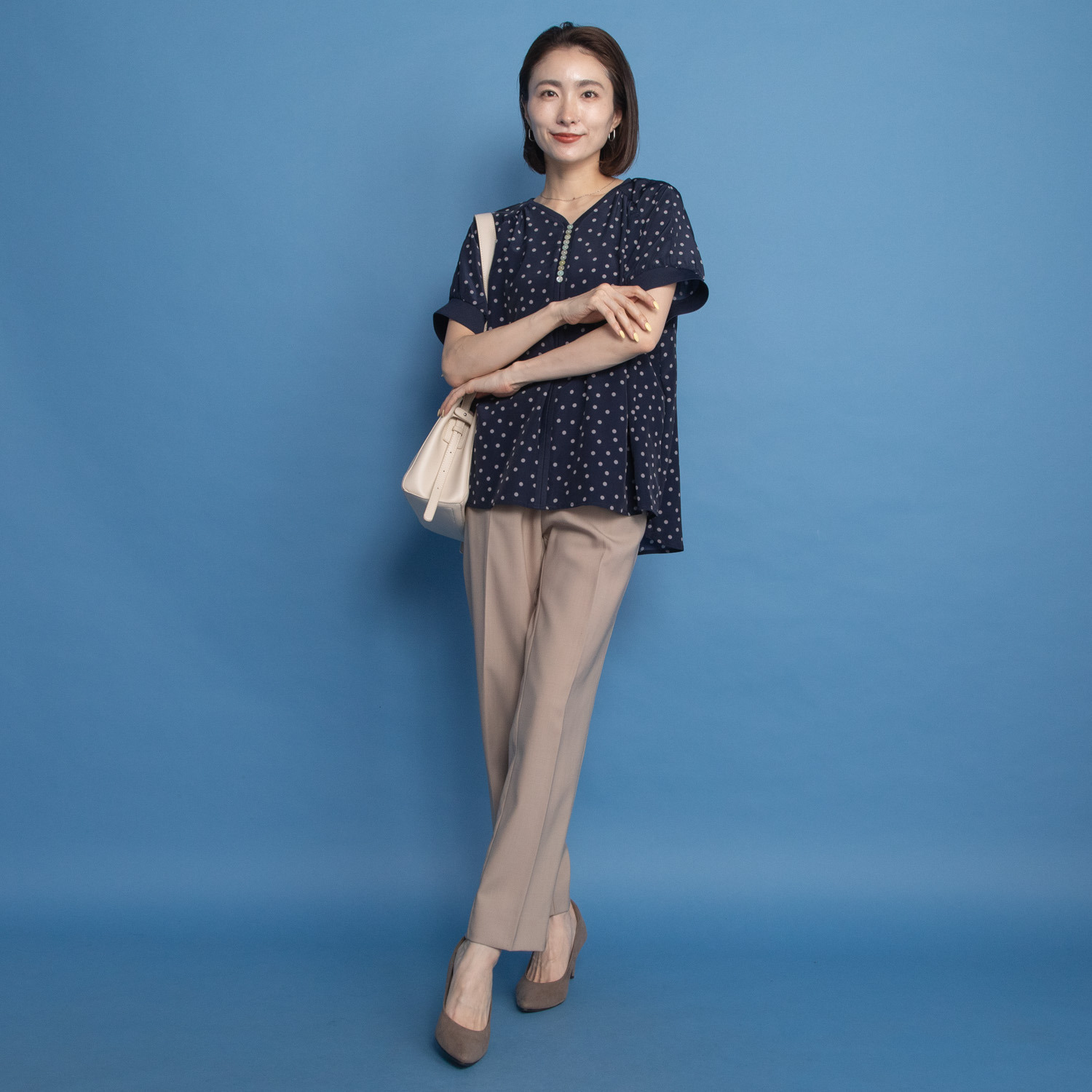 オルテンジア ちょうど良い大人ドット柄 ギャザー＆ 貝ボタンで華やぐ デザインブラウス