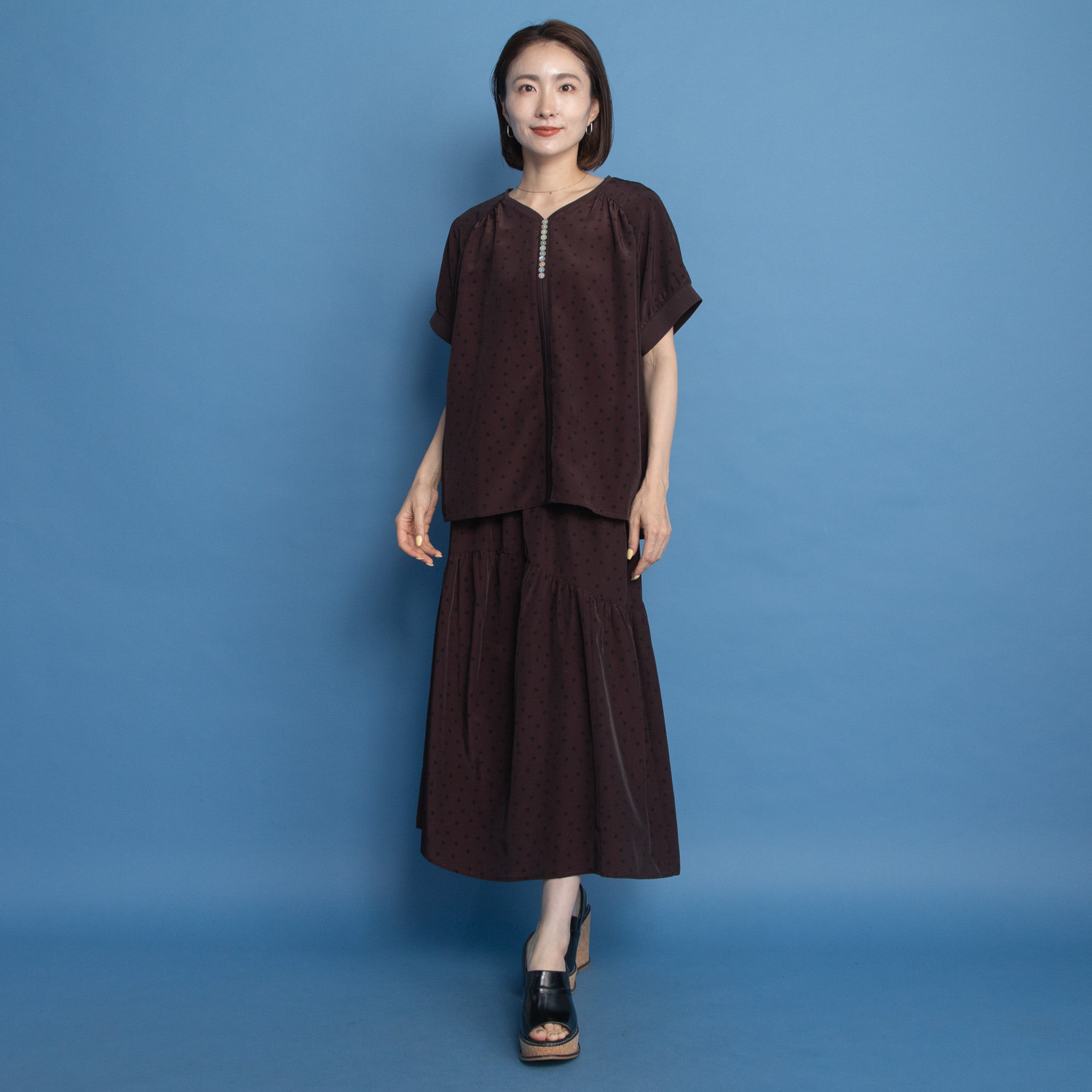 オルテンジア ちょうど良い大人ドット柄 ギャザー＆ 貝ボタンで華やぐ デザインブラウス