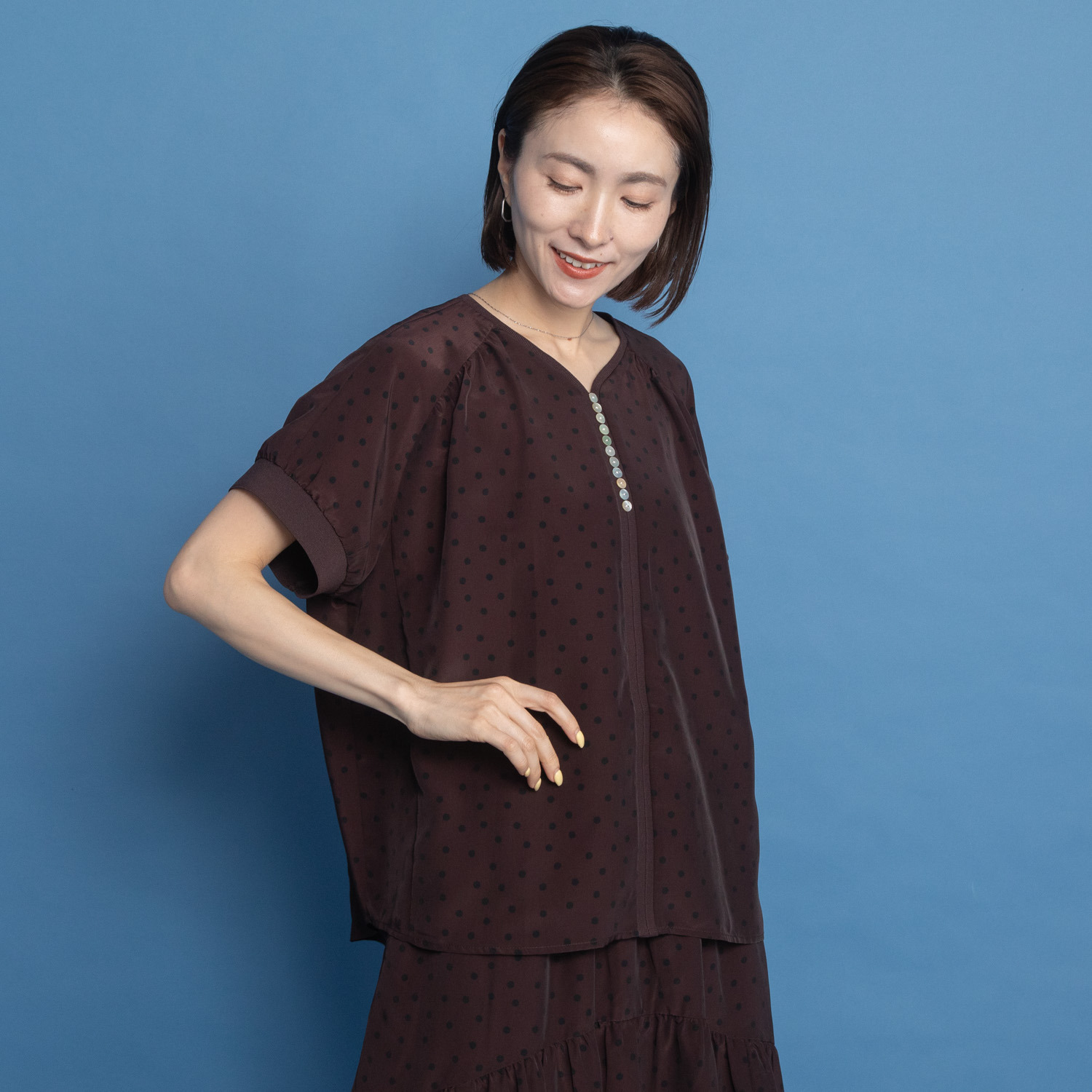 オルテンジア ちょうど良い大人ドット柄 ギャザー＆ 貝ボタンで華やぐ デザインブラウス