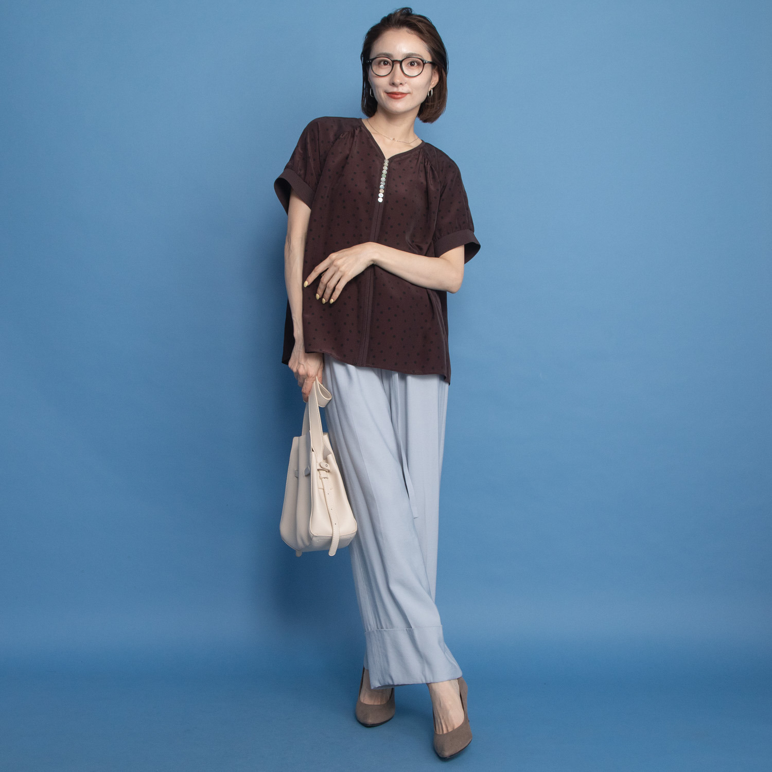 オルテンジア ちょうど良い大人ドット柄 ギャザー＆ 貝ボタンで華やぐ デザインブラウス