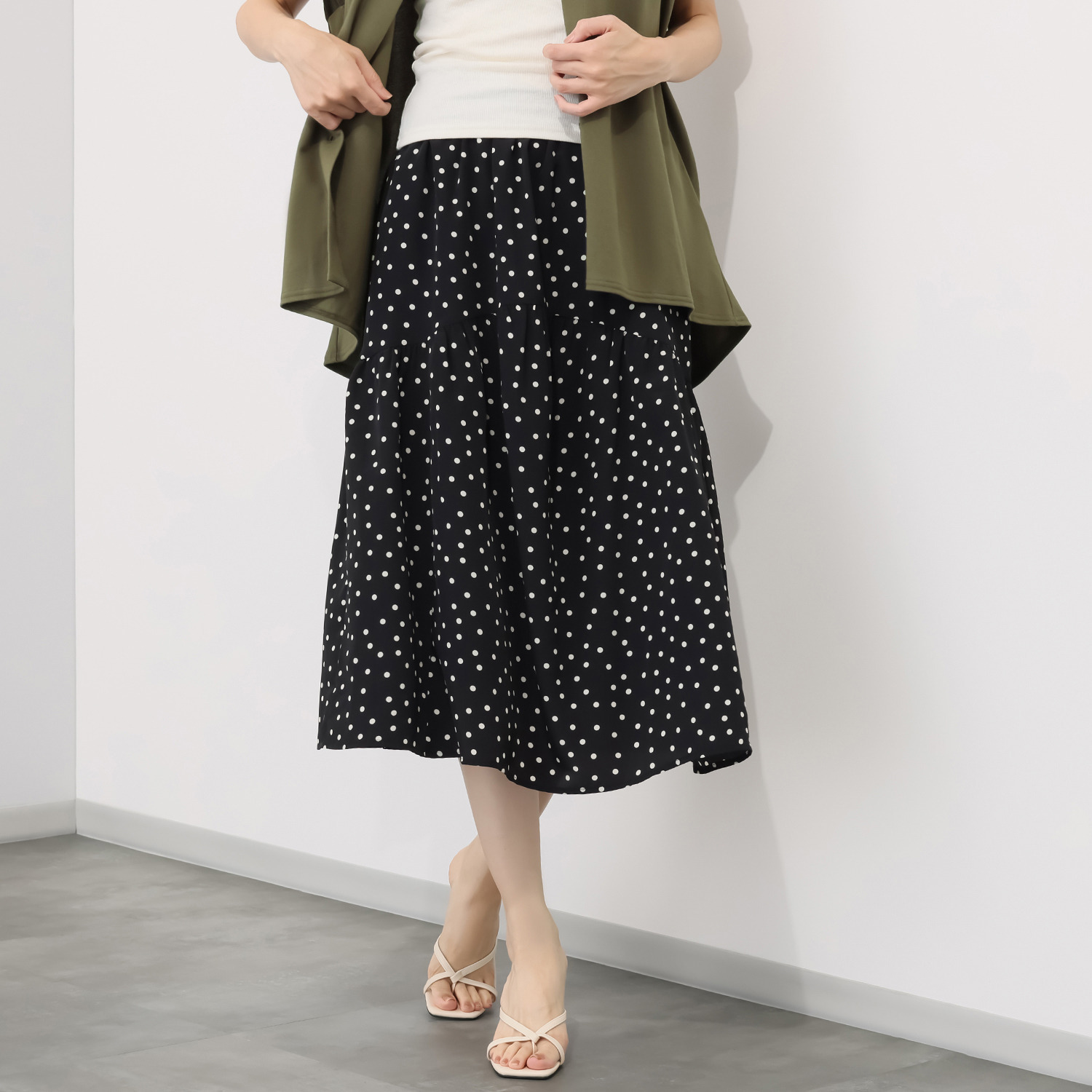 オルテンジア ちょうど良い大人ドット柄 シックに装う ティアードスカート