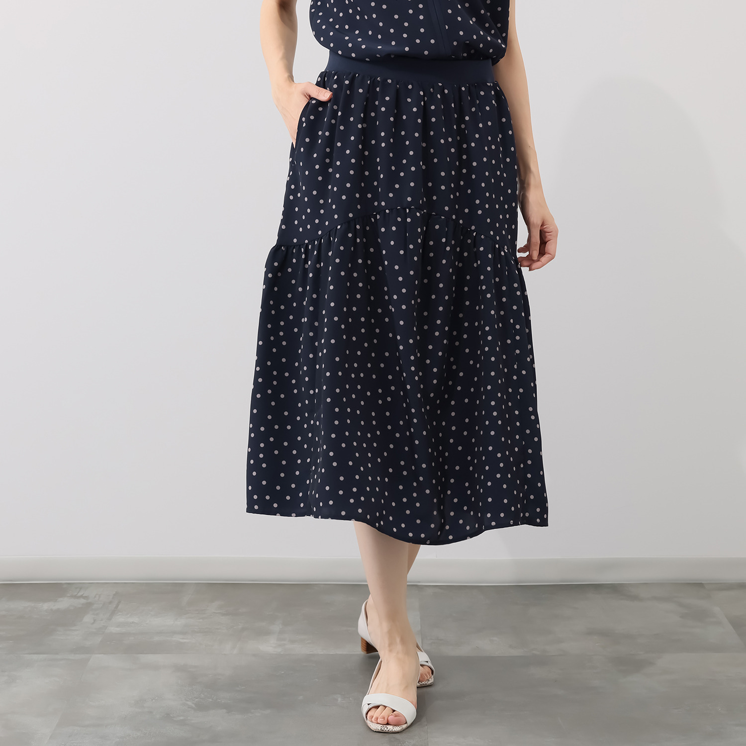オルテンジア ちょうど良い大人ドット柄 シックに装う ティアードスカート