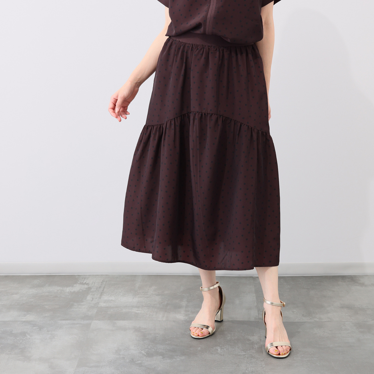 オルテンジア ちょうど良い大人ドット柄 シックに装う ティアードスカート