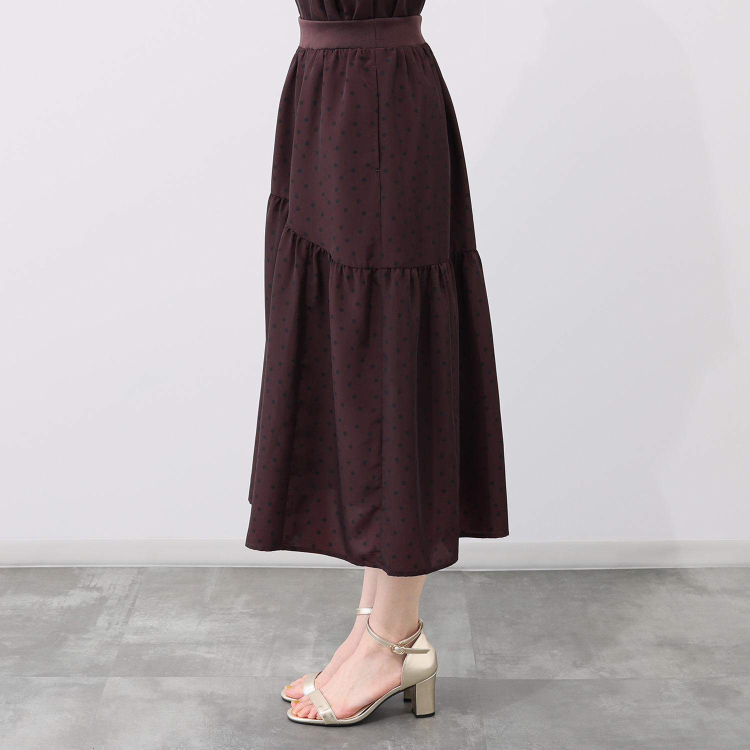 オルテンジア ちょうど良い大人ドット柄 シックに装う ティアードスカート