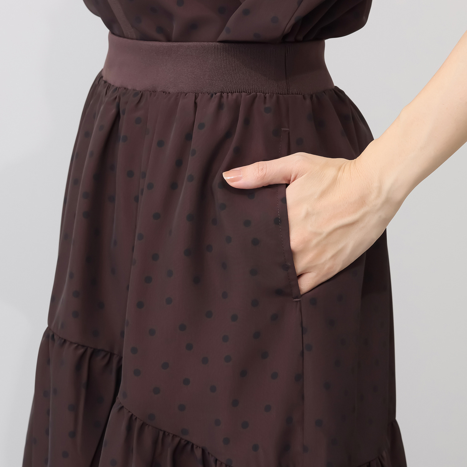 オルテンジア ちょうど良い大人ドット柄 シックに装う ティアードスカート
