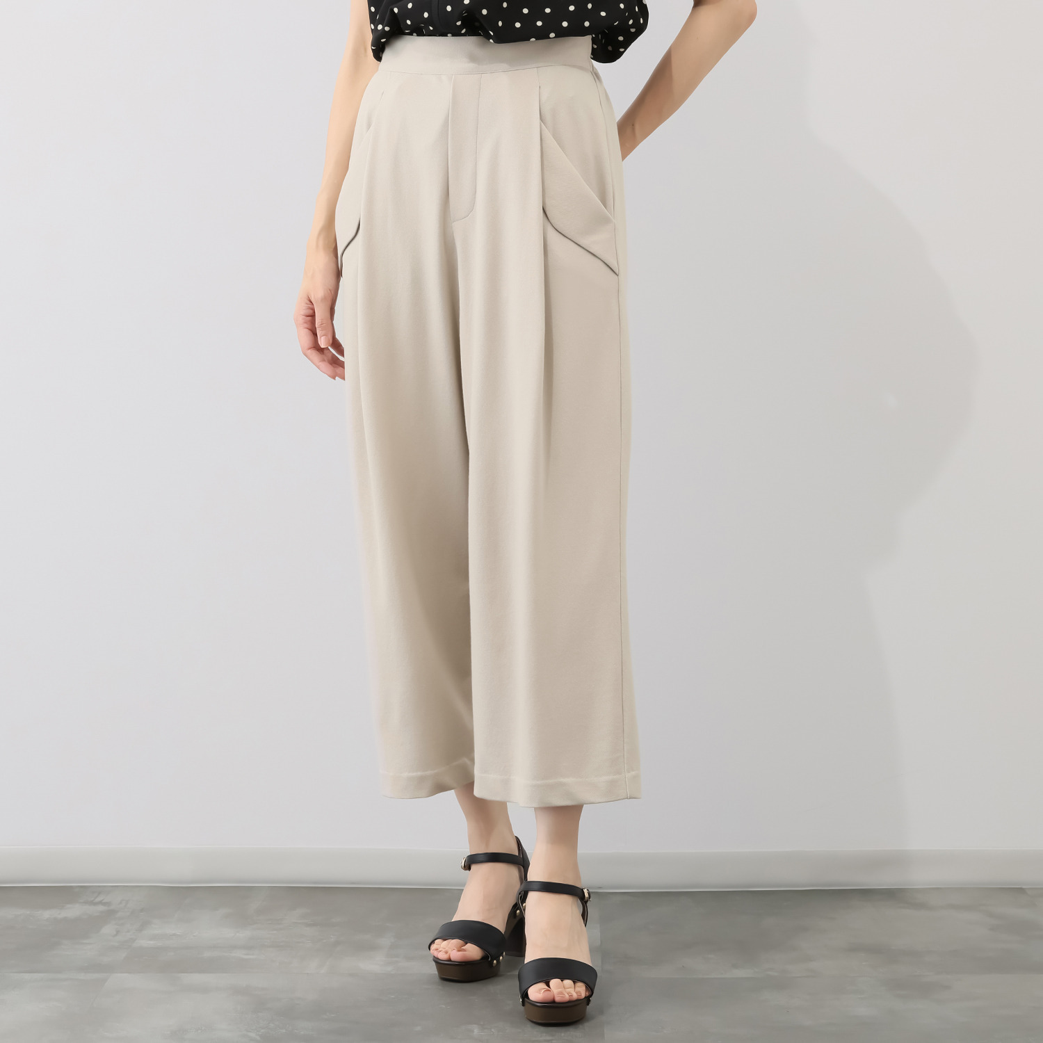 オルテンジア きれいめ鹿の子ジャージー 軽やかに涼やかに マニッシュを装う テーパードパンツ